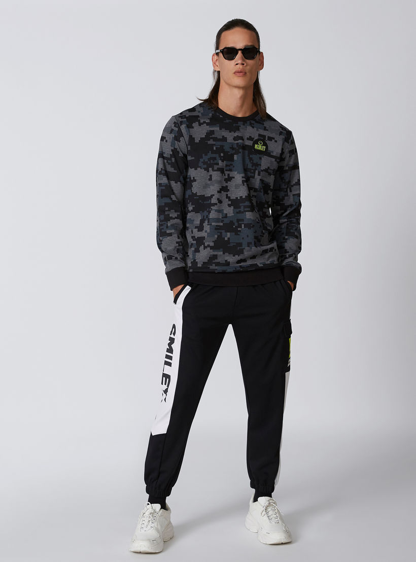 بنطال رياضي بقصّة سليم وخصر متوسط الارتفاع وجيوب وطبعات سمايلي وورلد-men-clothing-bottoms-joggers-image-1