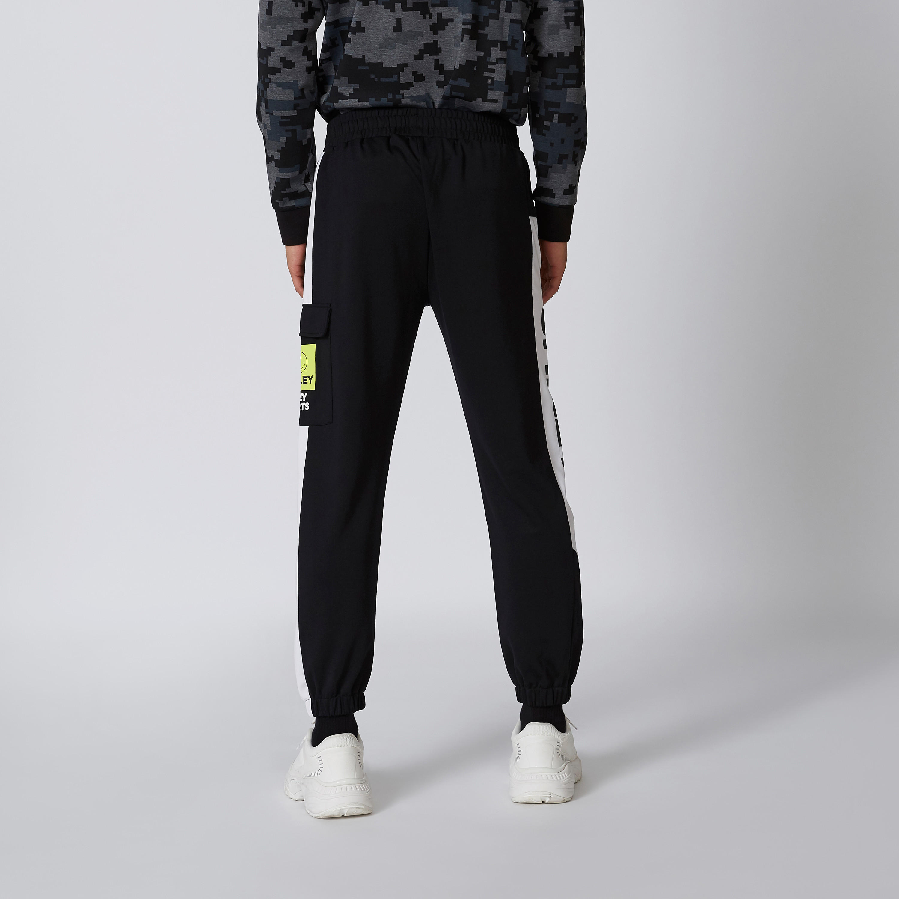 بنطال رياضي بقصّة سليم وخصر متوسط الارتفاع وجيوب وطبعات سمايلي وورلد-men-clothing-bottoms-joggers-image-2