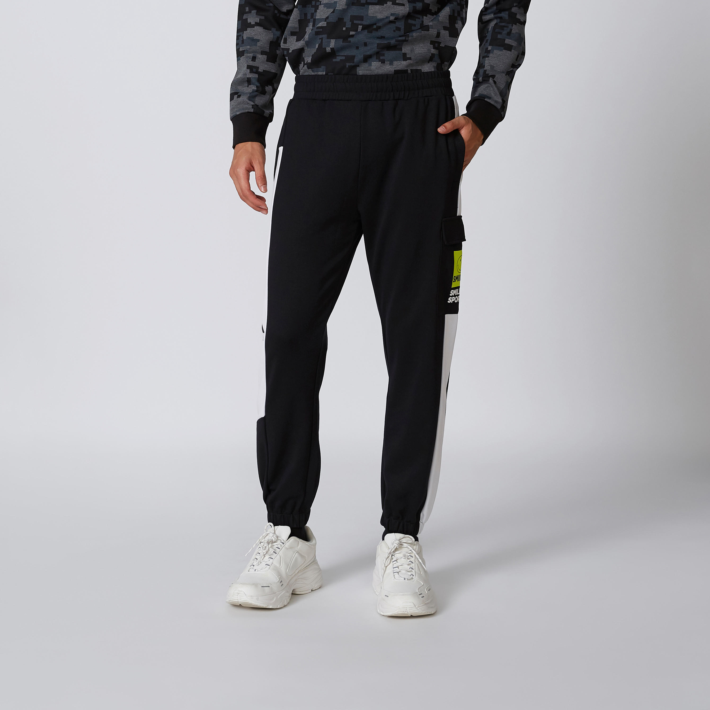 بنطال رياضي بقصّة سليم وخصر متوسط الارتفاع وجيوب وطبعات سمايلي وورلد-men-clothing-bottoms-joggers-image-3