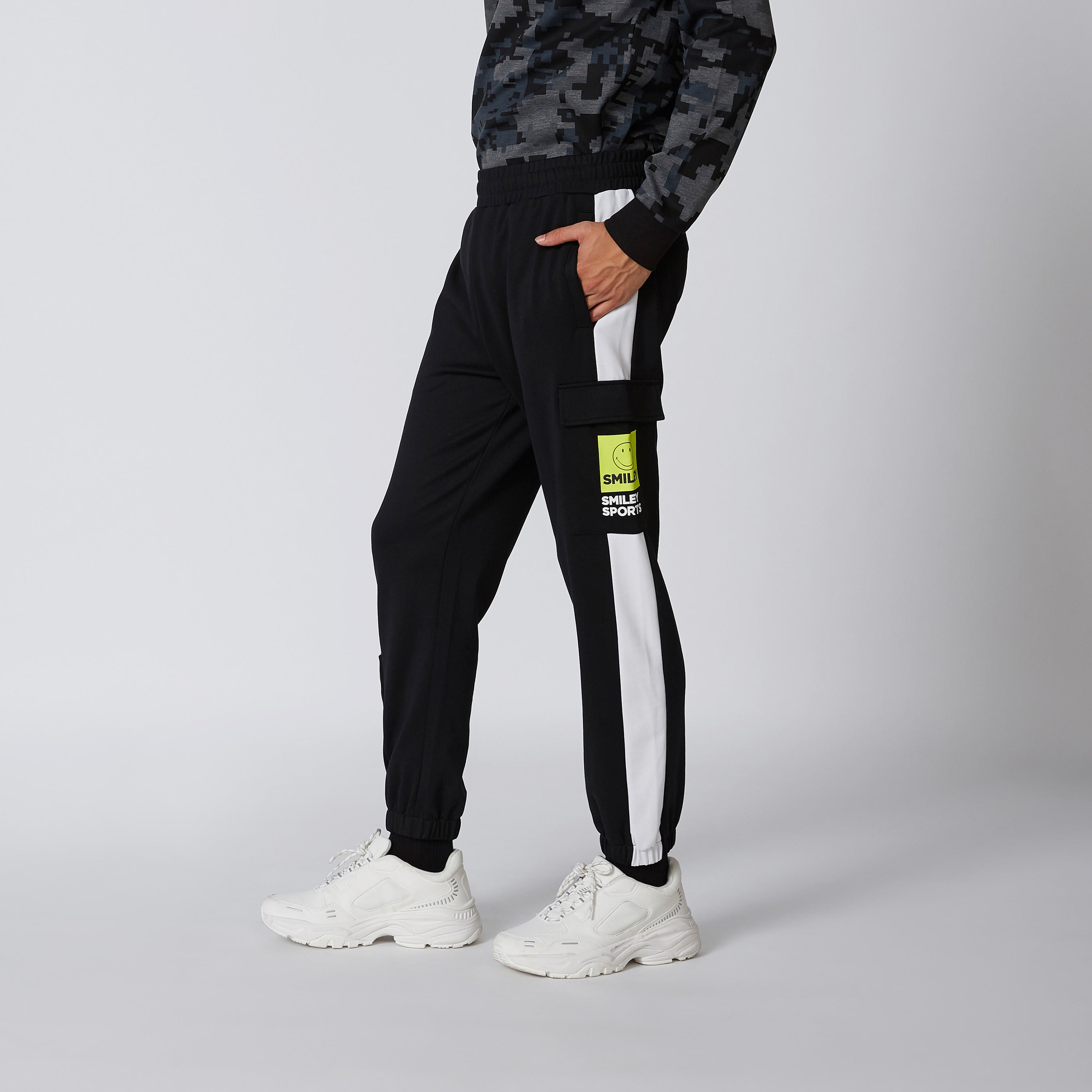 بنطال رياضي بقصّة سليم وخصر متوسط الارتفاع وجيوب وطبعات سمايلي وورلد-men-clothing-bottoms-joggers-image-4