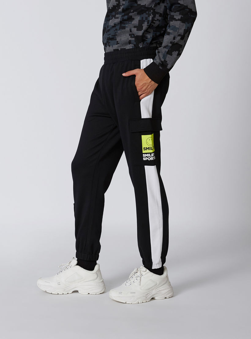 بنطال رياضي بقصّة سليم وخصر متوسط الارتفاع وجيوب وطبعات سمايلي وورلد-men-clothing-bottoms-joggers-image-4