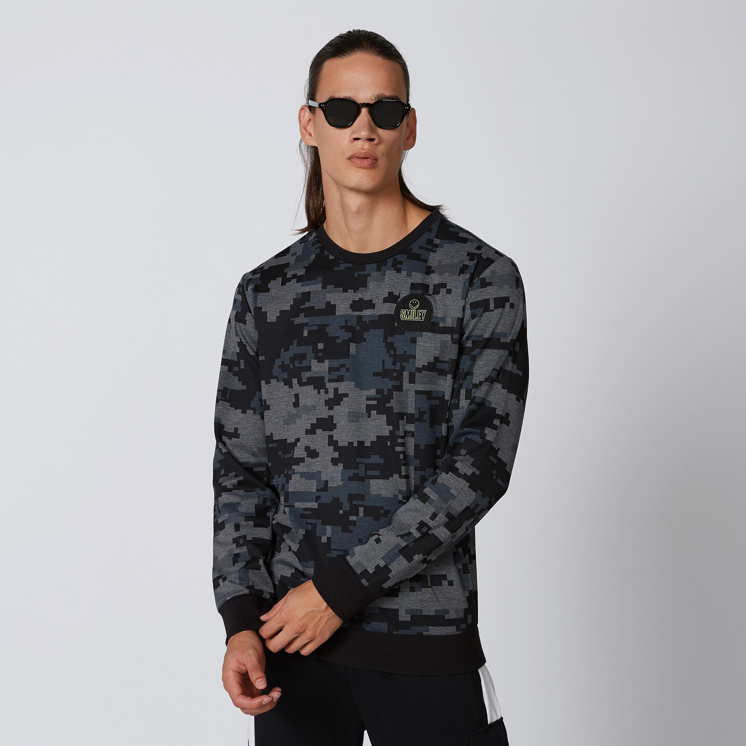 سويت شيرت بياقة مستديرة وأكمام طويلة وطبعات سمايلي وورلد-men-winterwear-hoodiesandsweatshirts-image-1