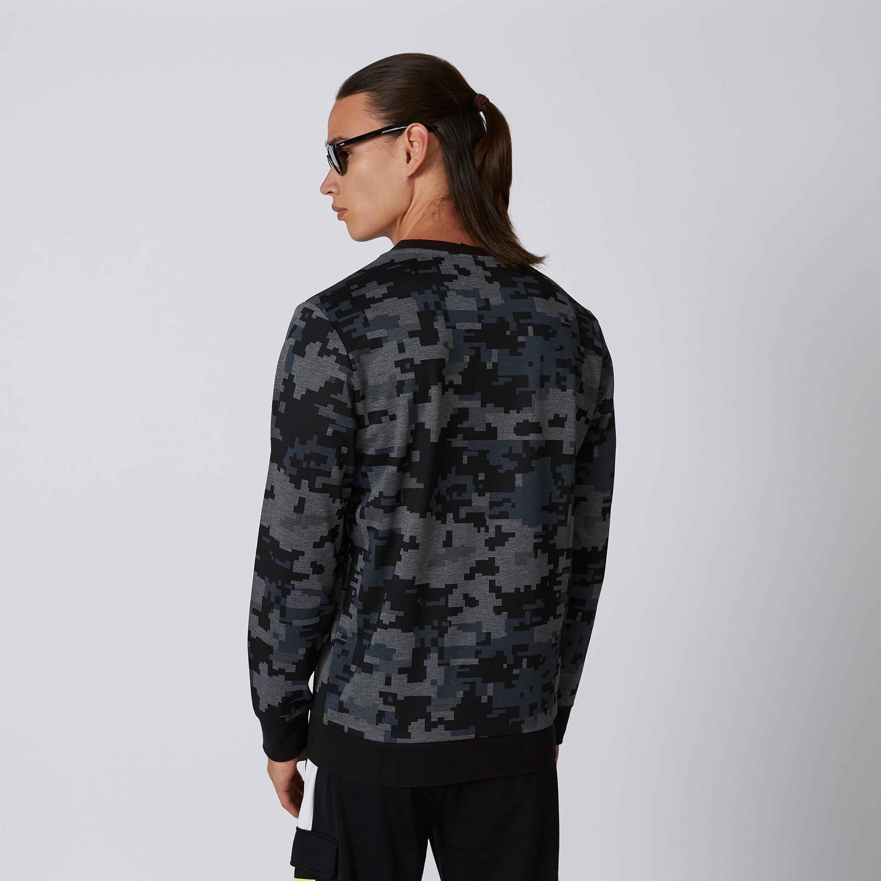 سويت شيرت بياقة مستديرة وأكمام طويلة وطبعات سمايلي وورلد-men-winterwear-hoodiesandsweatshirts-image-2