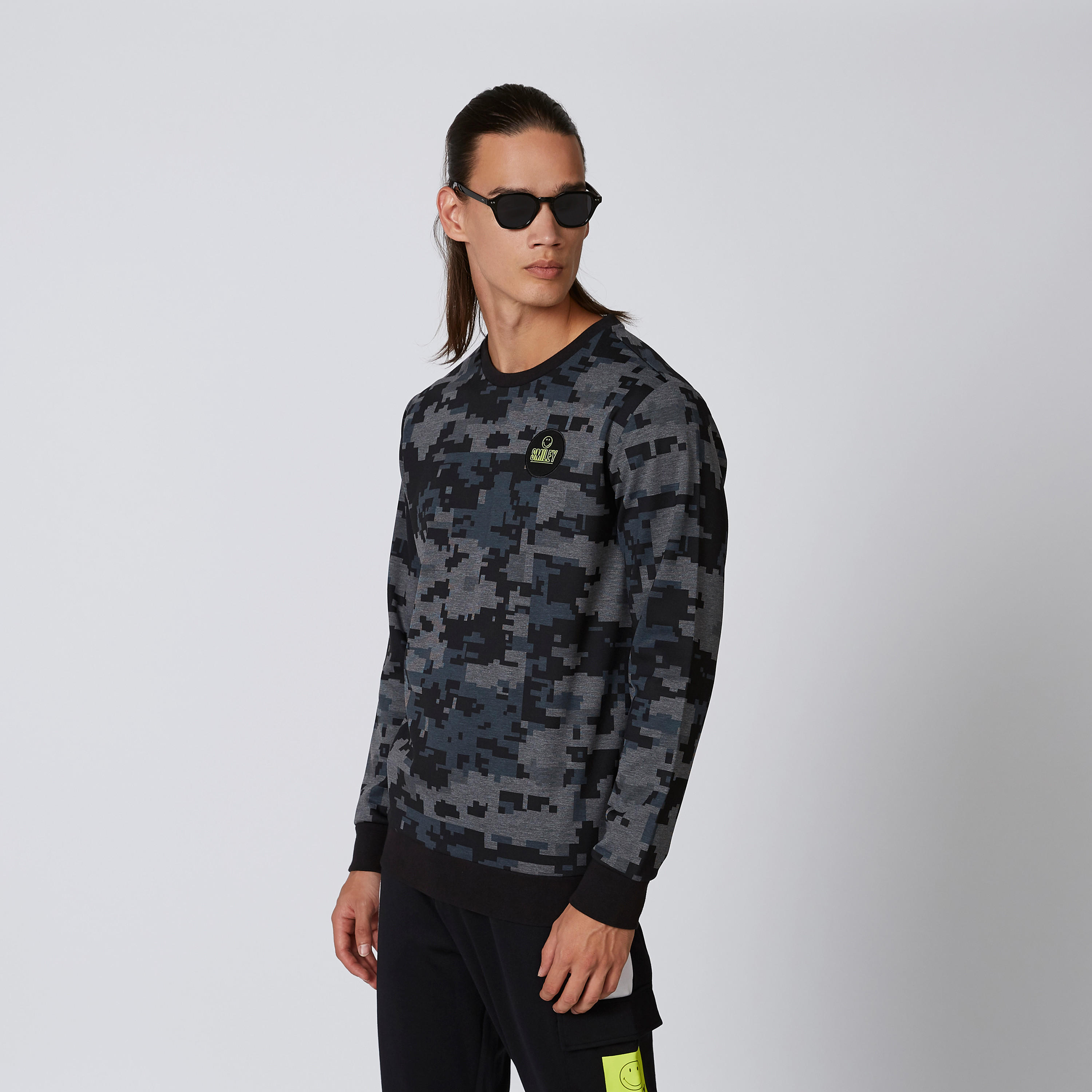 سويت شيرت بياقة مستديرة وأكمام طويلة وطبعات سمايلي وورلد-men-winterwear-hoodiesandsweatshirts-image-4