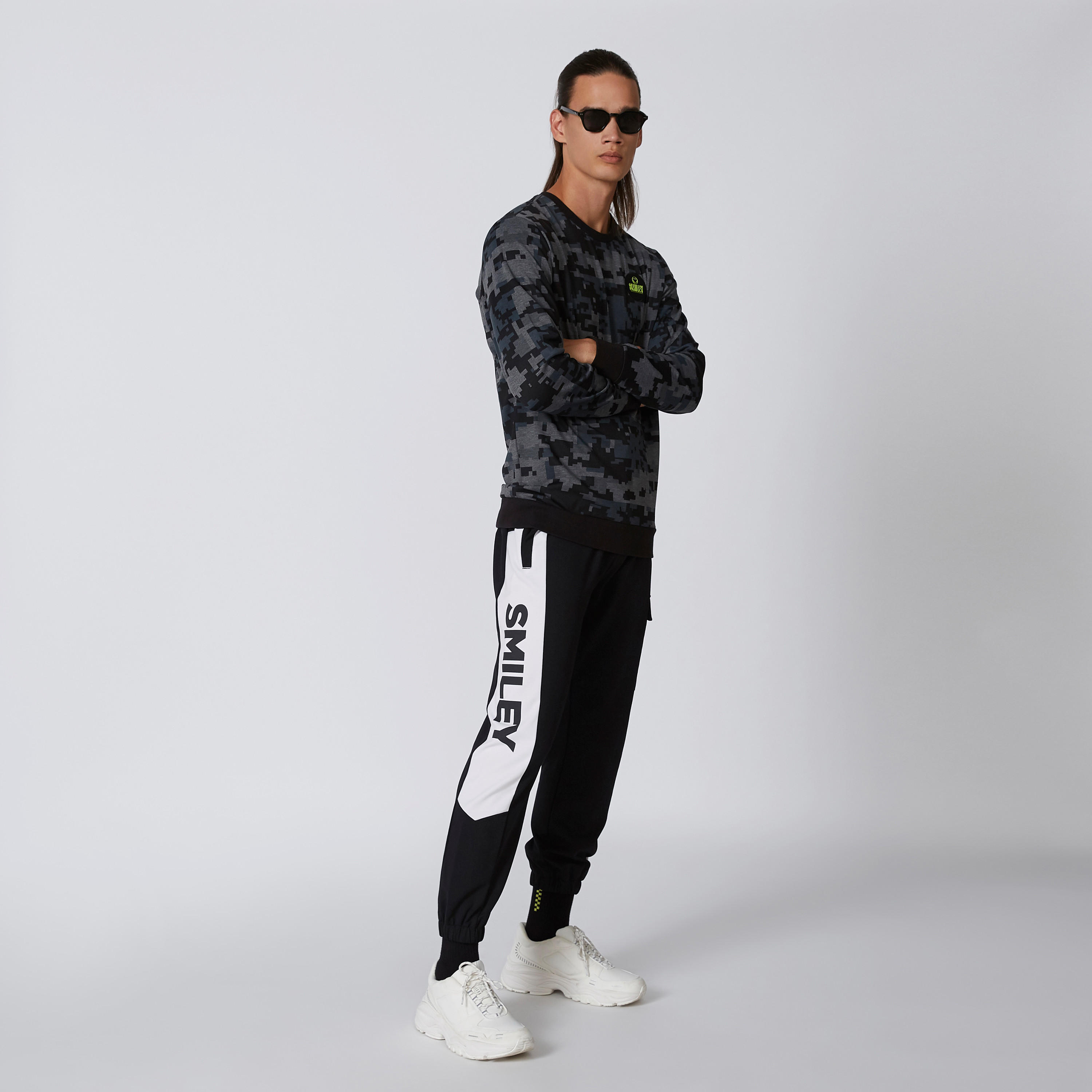 سويت شيرت بياقة مستديرة وأكمام طويلة وطبعات سمايلي وورلد-men-winterwear-hoodiesandsweatshirts-image-5