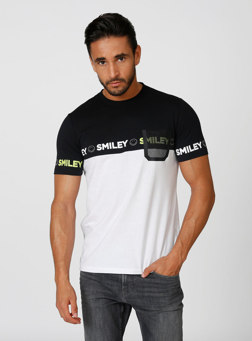 تيشيرت سليم بياقة ضيقة وأكمام قصيرة وطبعات سمايلي وورلد-men-clothing-tshirtsandpolos-tshirts-image-1