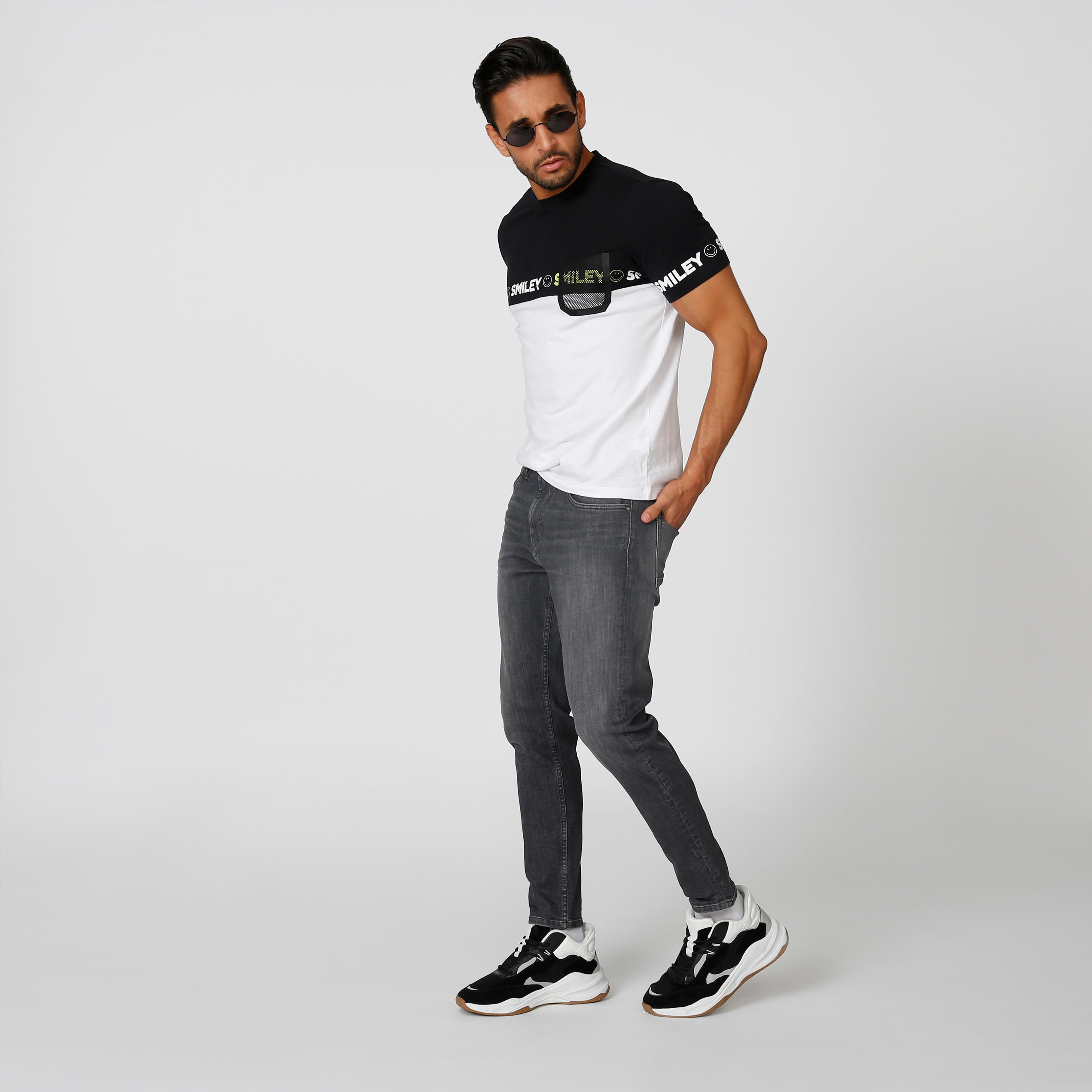تيشيرت سليم بياقة ضيقة وأكمام قصيرة وطبعات سمايلي وورلد-men-clothing-tshirtsandpolos-tshirts-image-2