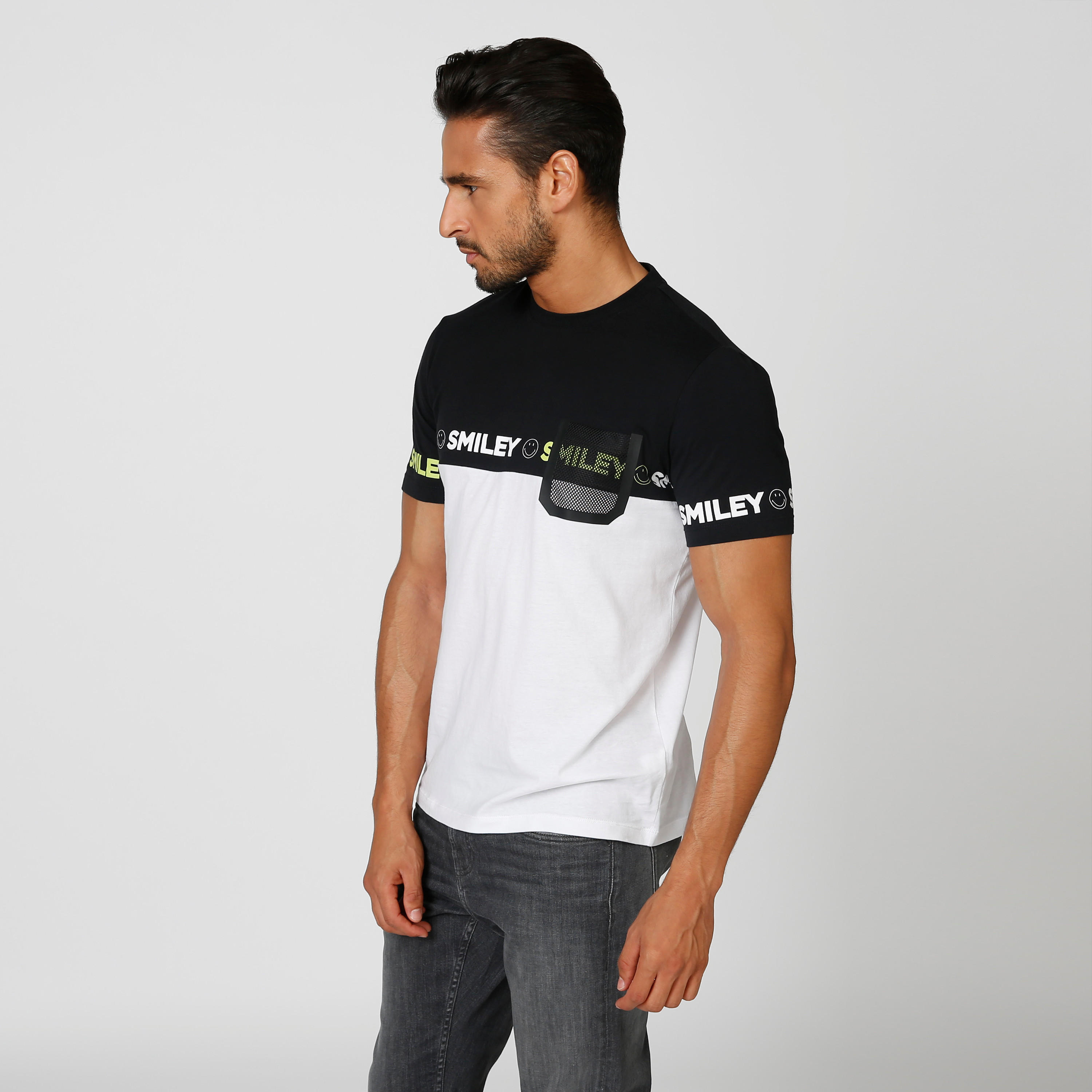 تيشيرت سليم بياقة ضيقة وأكمام قصيرة وطبعات سمايلي وورلد-men-clothing-tshirtsandpolos-tshirts-image-3