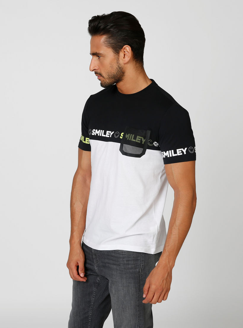 تيشيرت سليم بياقة ضيقة وأكمام قصيرة وطبعات سمايلي وورلد-men-clothing-tshirtsandpolos-tshirts-image-3