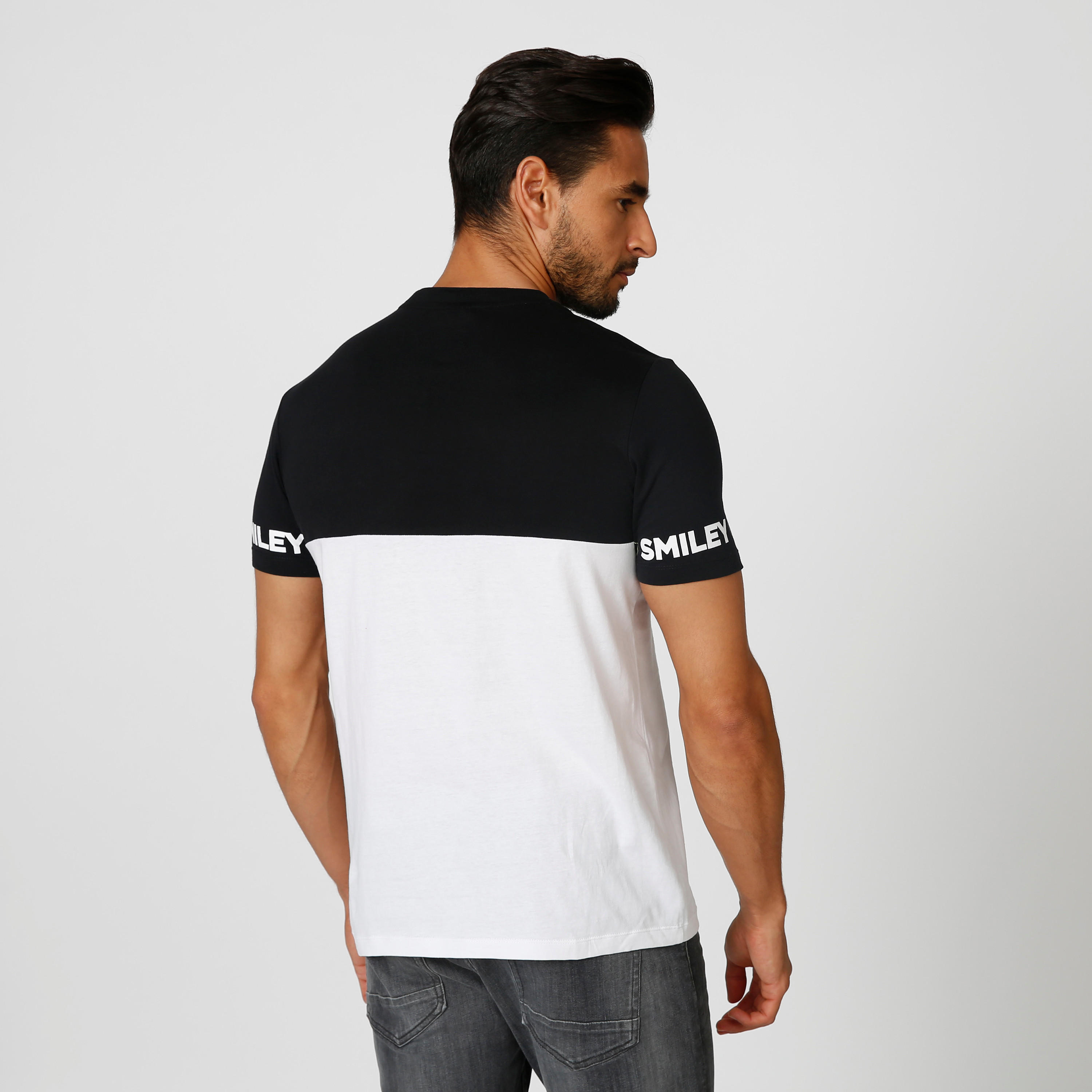 تيشيرت سليم بياقة ضيقة وأكمام قصيرة وطبعات سمايلي وورلد-men-clothing-tshirtsandpolos-tshirts-image-4