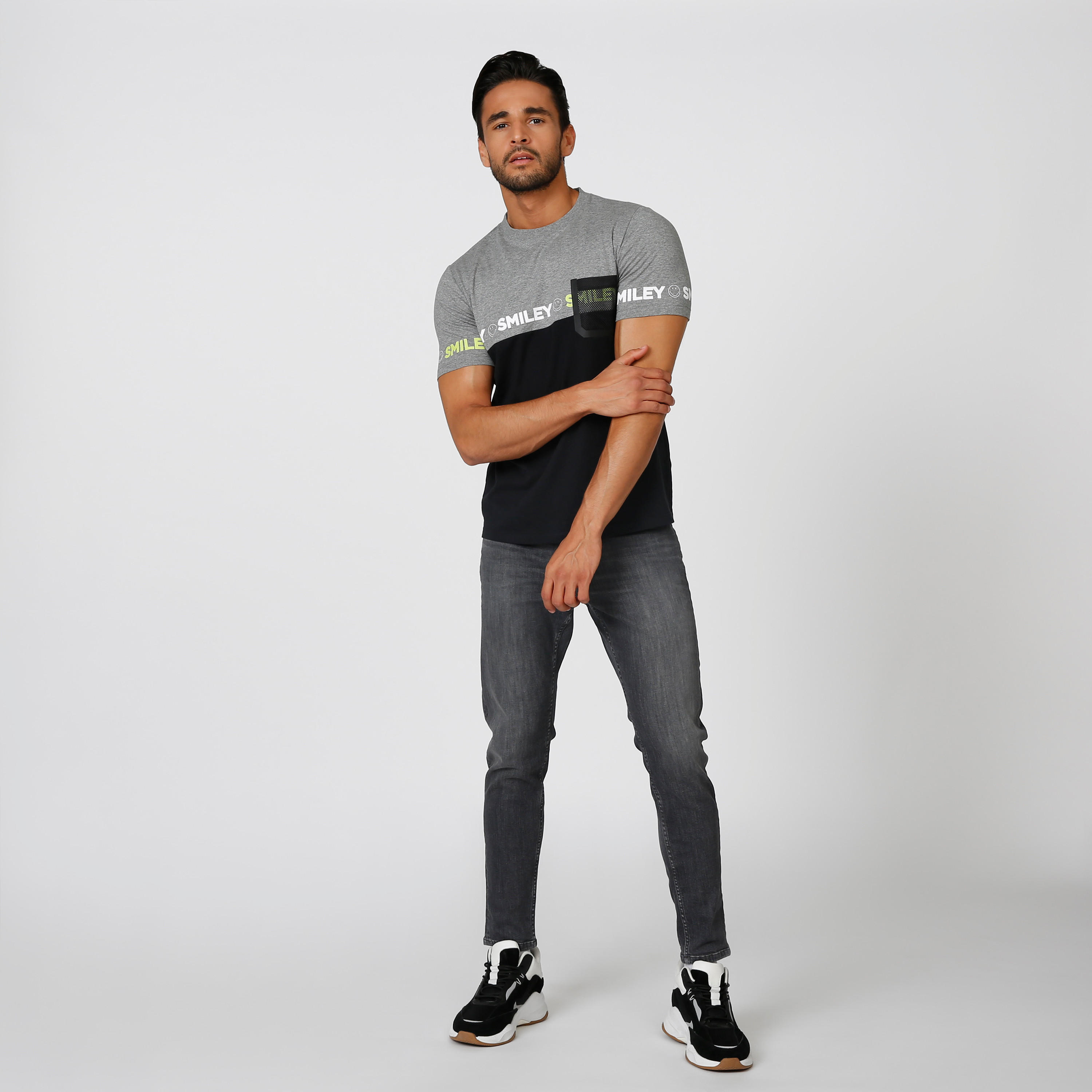 تيشيرت سليم بياقة ضيقة وأكمام قصيرة وطبعات سمايلي وورلد-men-clothing-tshirtsandpolos-tshirts-image-1