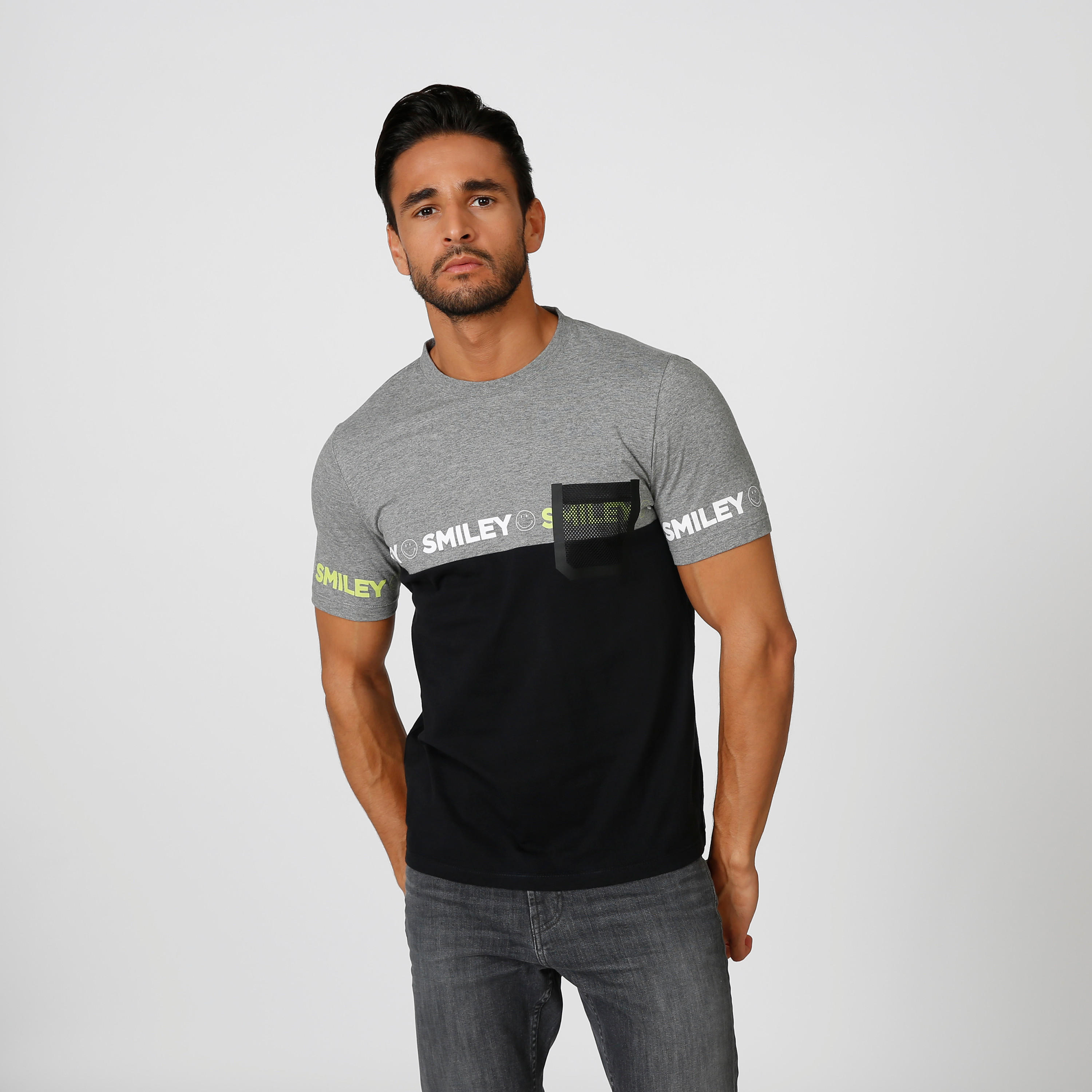 تيشيرت سليم بياقة ضيقة وأكمام قصيرة وطبعات سمايلي وورلد-men-clothing-tshirtsandpolos-tshirts-image-2