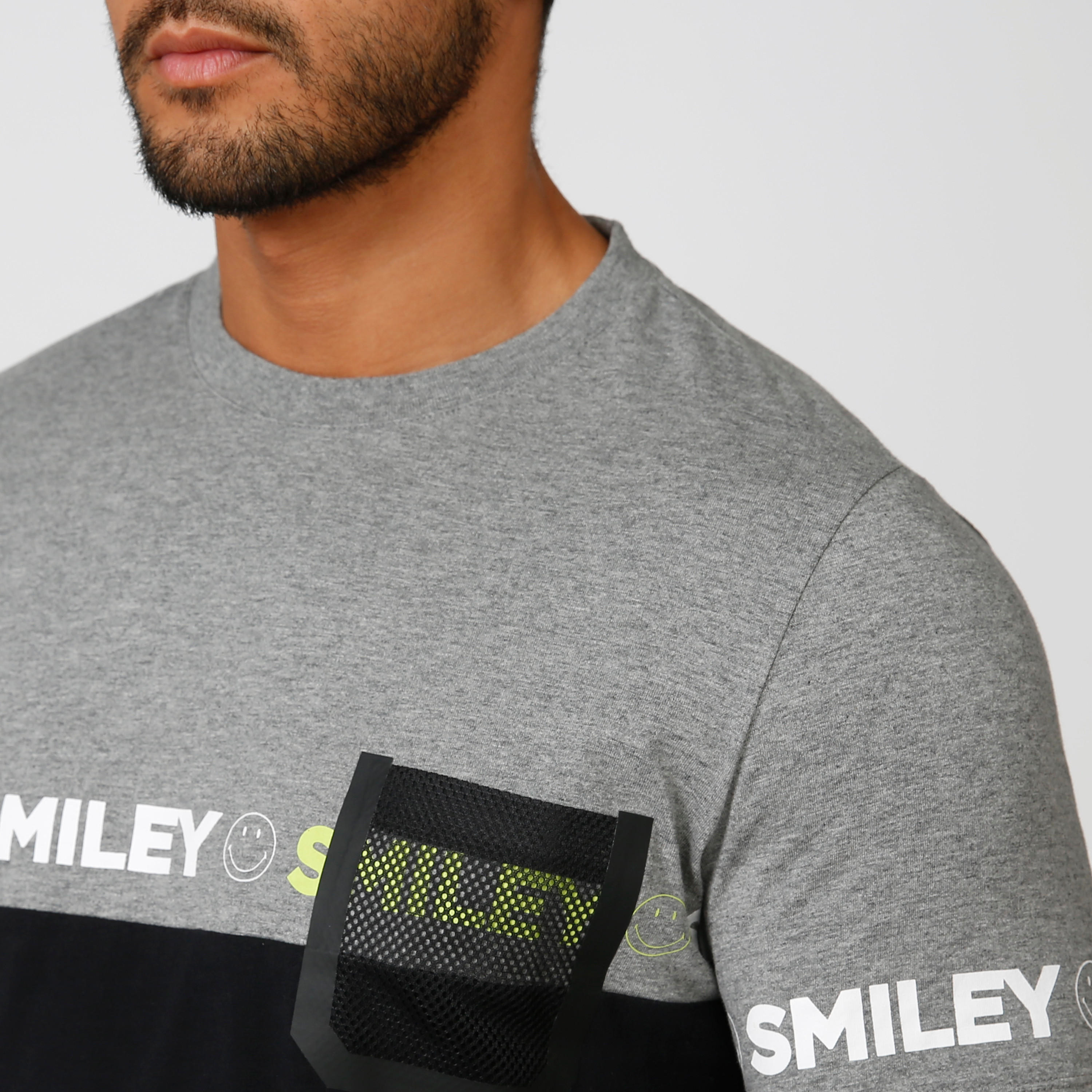 تيشيرت سليم بياقة ضيقة وأكمام قصيرة وطبعات سمايلي وورلد-men-clothing-tshirtsandpolos-tshirts-image-3