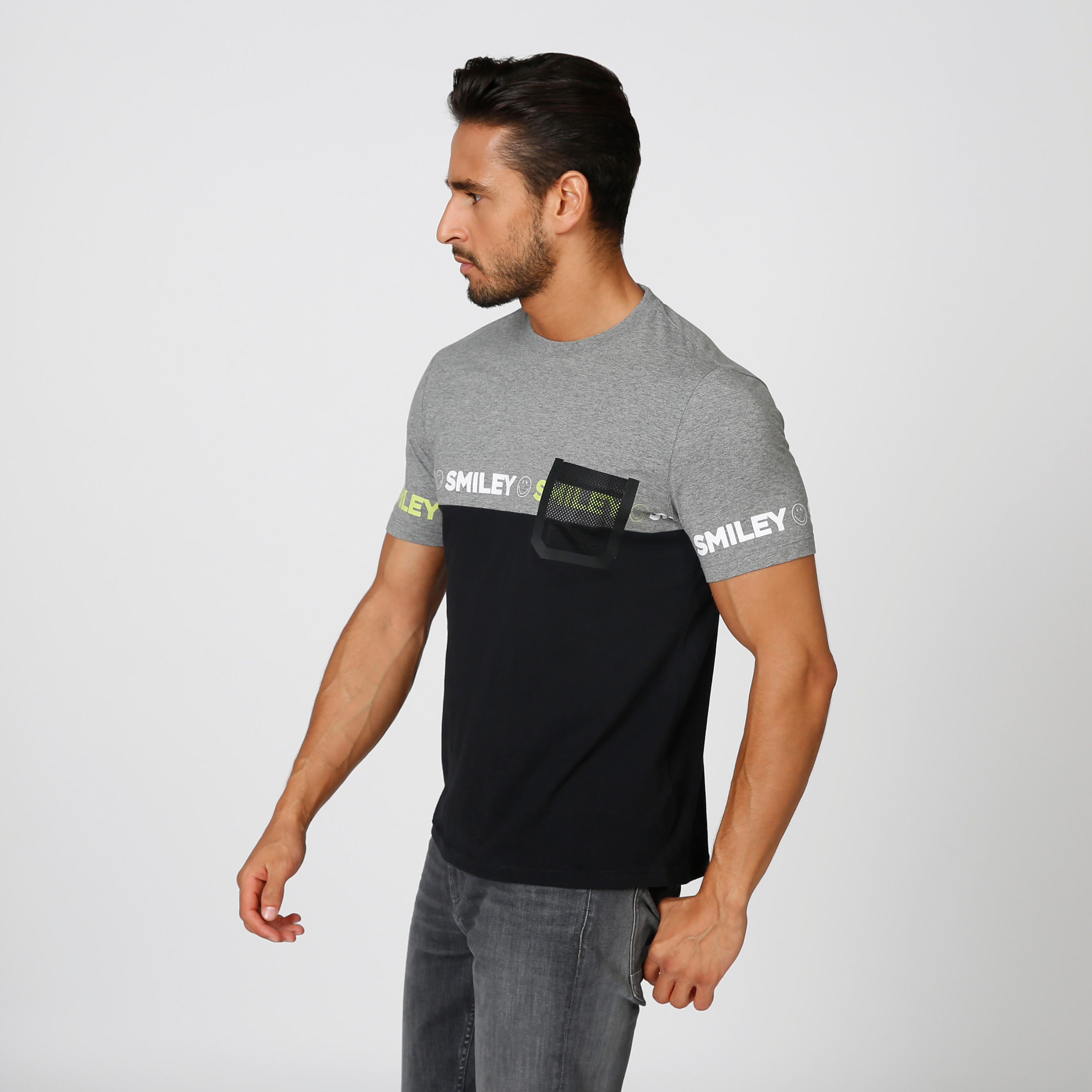 تيشيرت سليم بياقة ضيقة وأكمام قصيرة وطبعات سمايلي وورلد-men-clothing-tshirtsandpolos-tshirts-image-4
