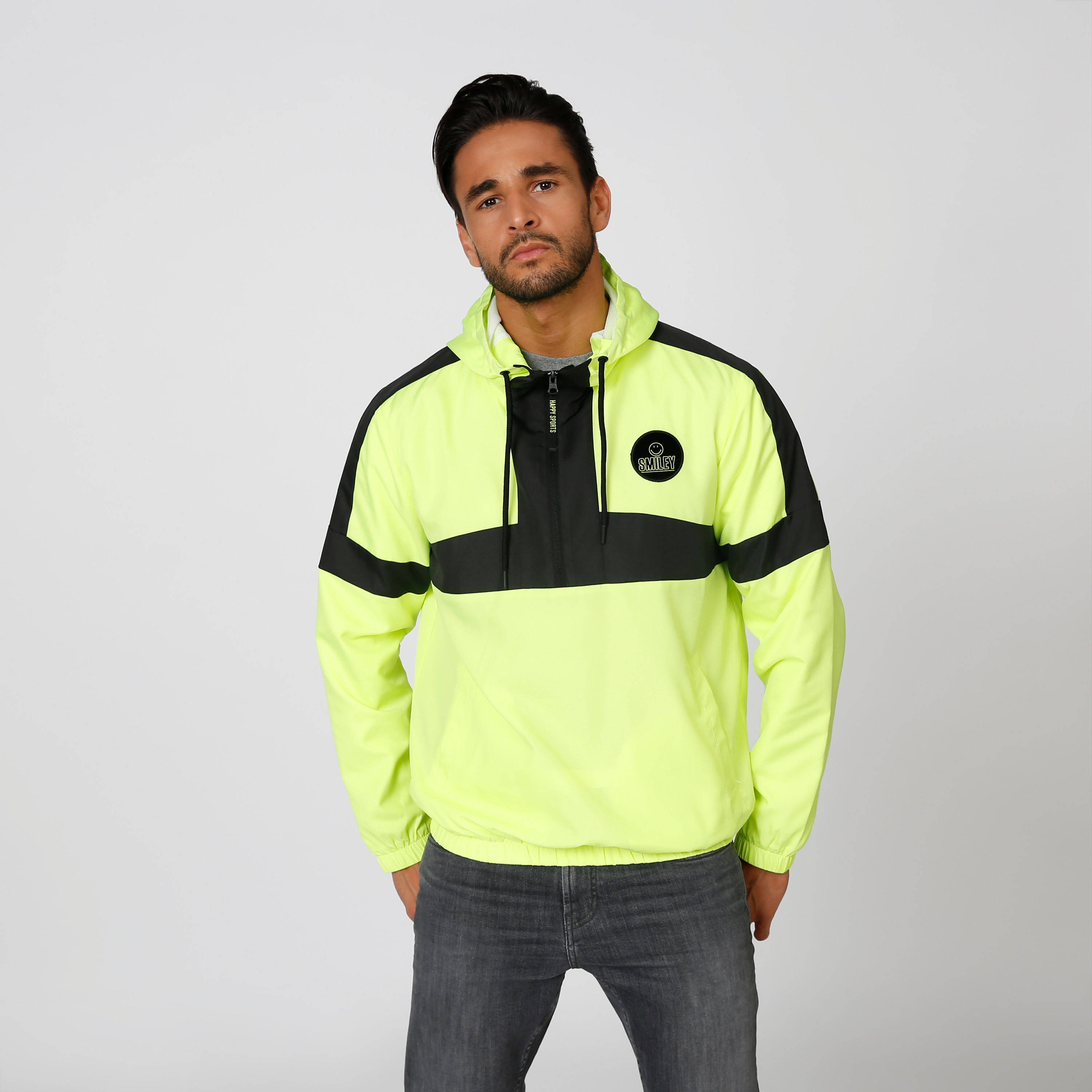 سويت شيرت سليم بقبّعة وسحّاب إغلاق وطبعات سمايلي وورلد-men-winterwear-hoodiesandsweatshirts-image-1