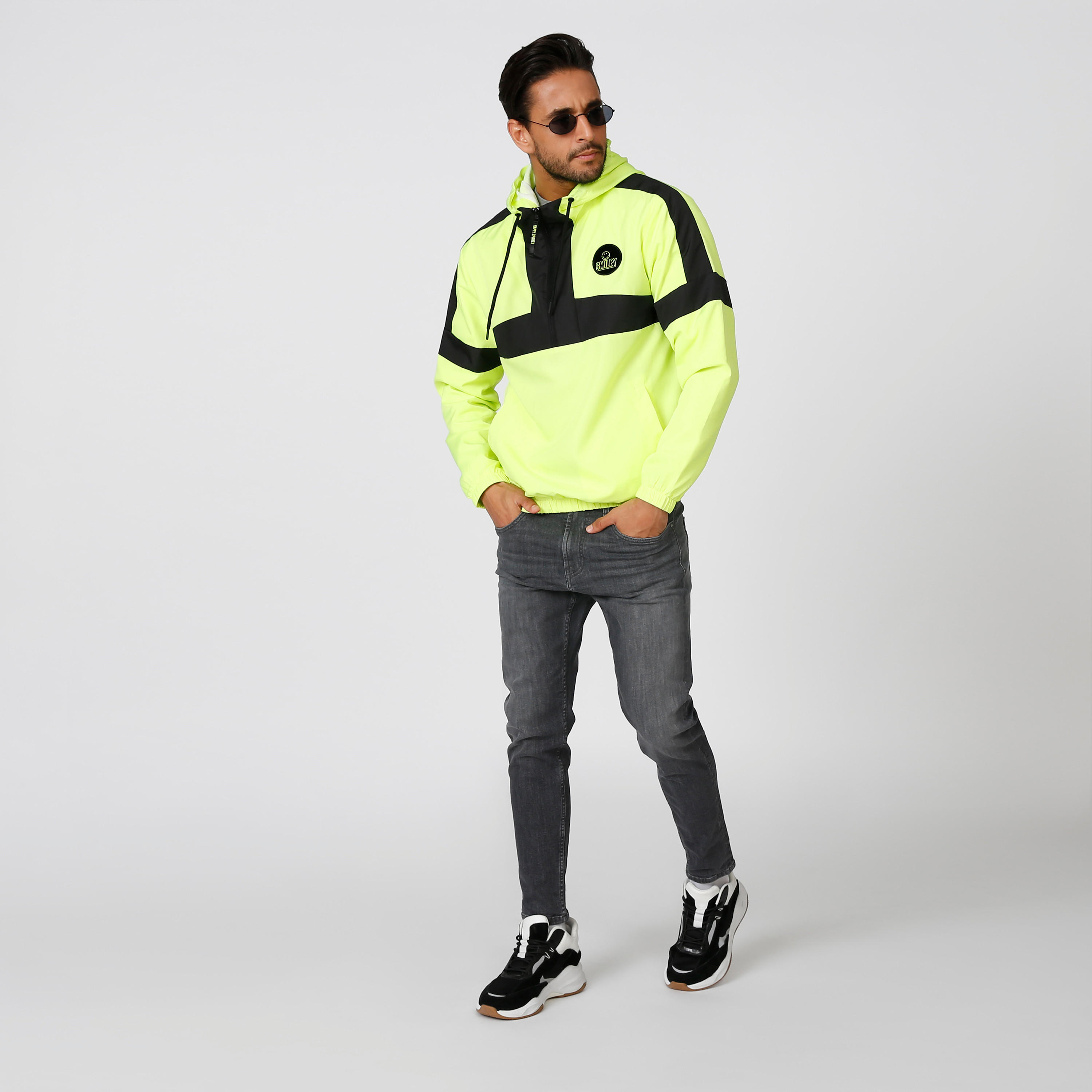 سويت شيرت سليم بقبّعة وسحّاب إغلاق وطبعات سمايلي وورلد-men-winterwear-hoodiesandsweatshirts-image-3