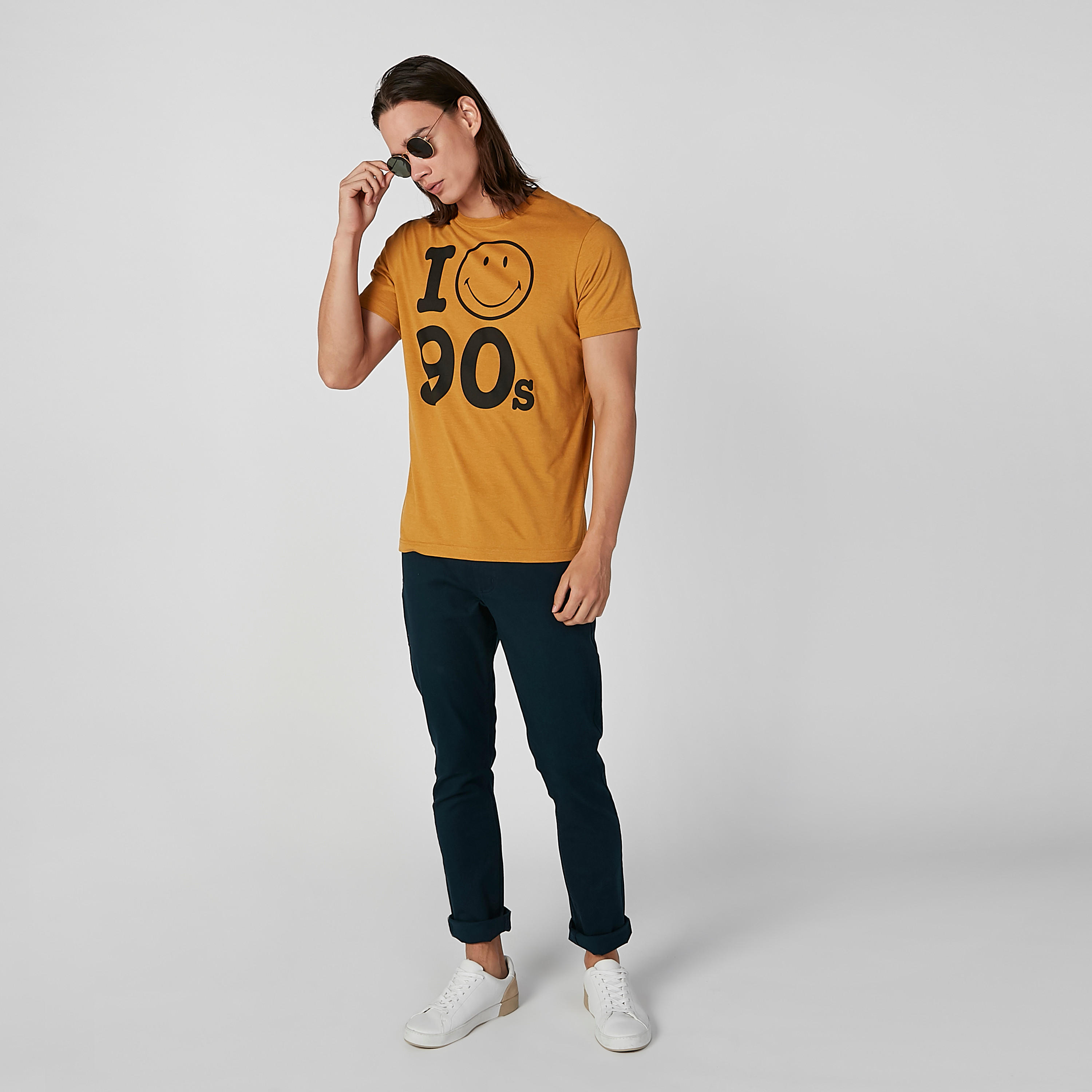 تيشيرت مستدام سليم بياقة ضيّقة وطبعات سمايلي وورل-men-clothing-tshirtsandpolos-tshirts-image-2