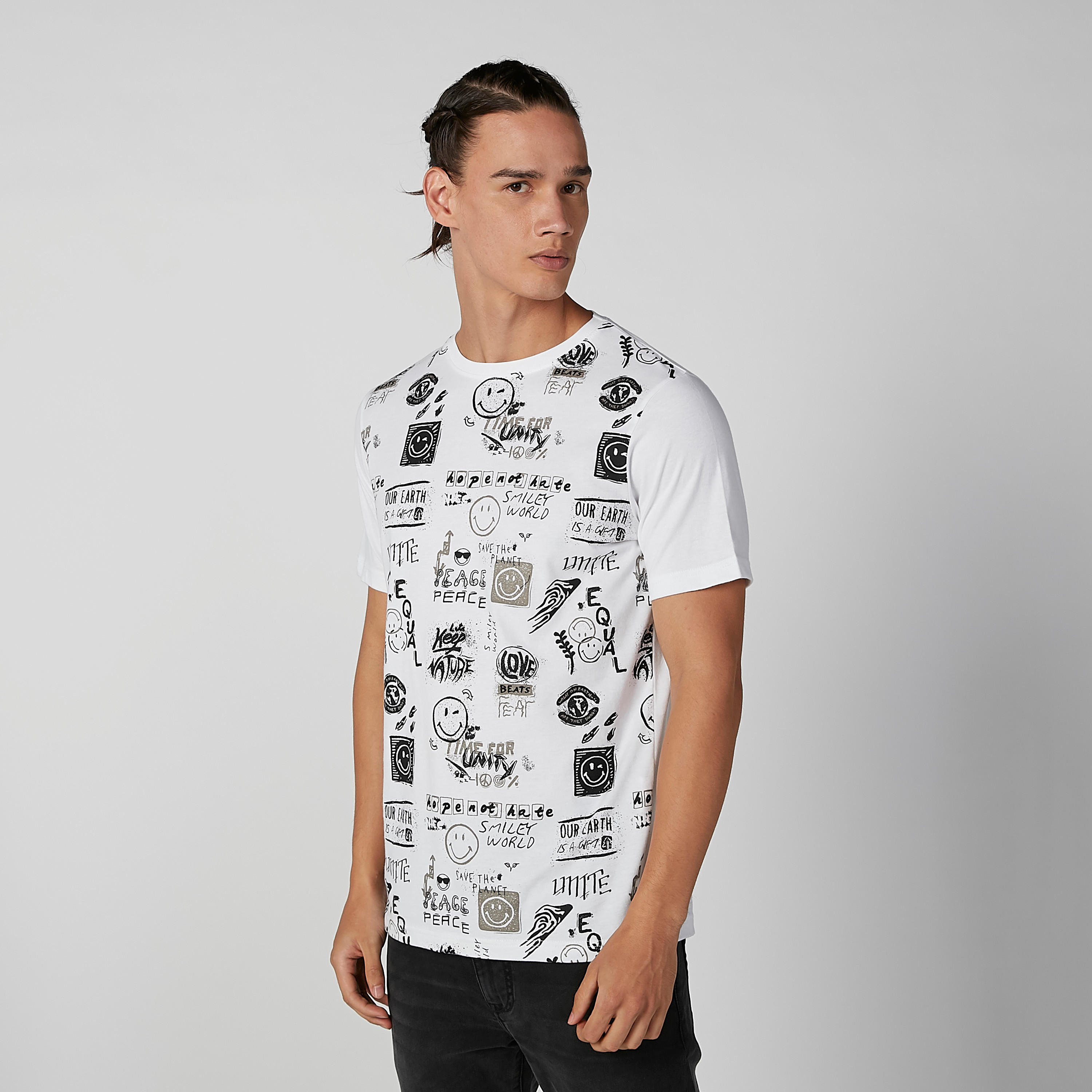 تيشيرت مستدام سليم بياقة ضيّقة وطبعات سمايلي وورلد -men-clothing-tshirtsandpolos-tshirts-image-1
