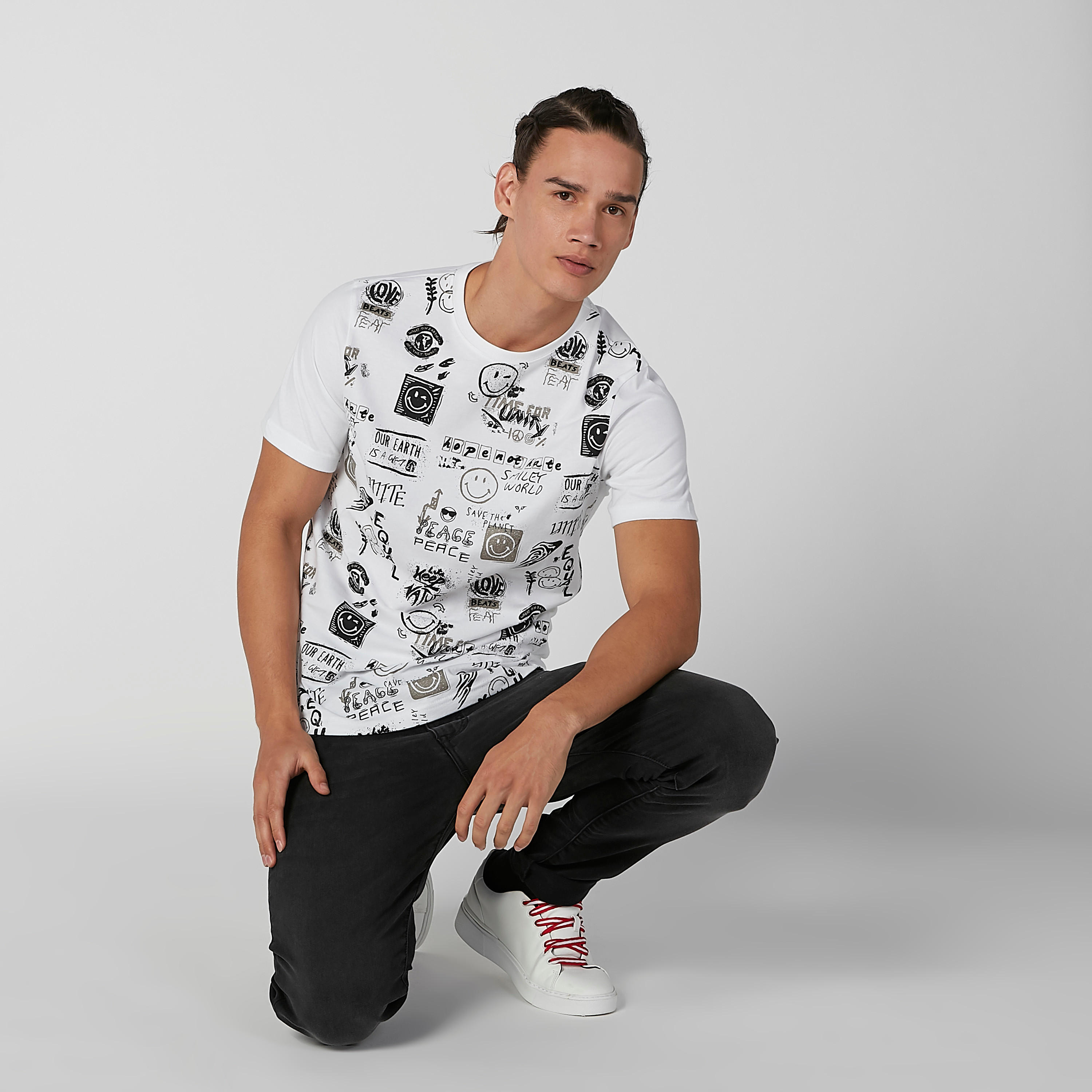 تيشيرت مستدام سليم بياقة ضيّقة وطبعات سمايلي وورلد -men-clothing-tshirtsandpolos-tshirts-image-2