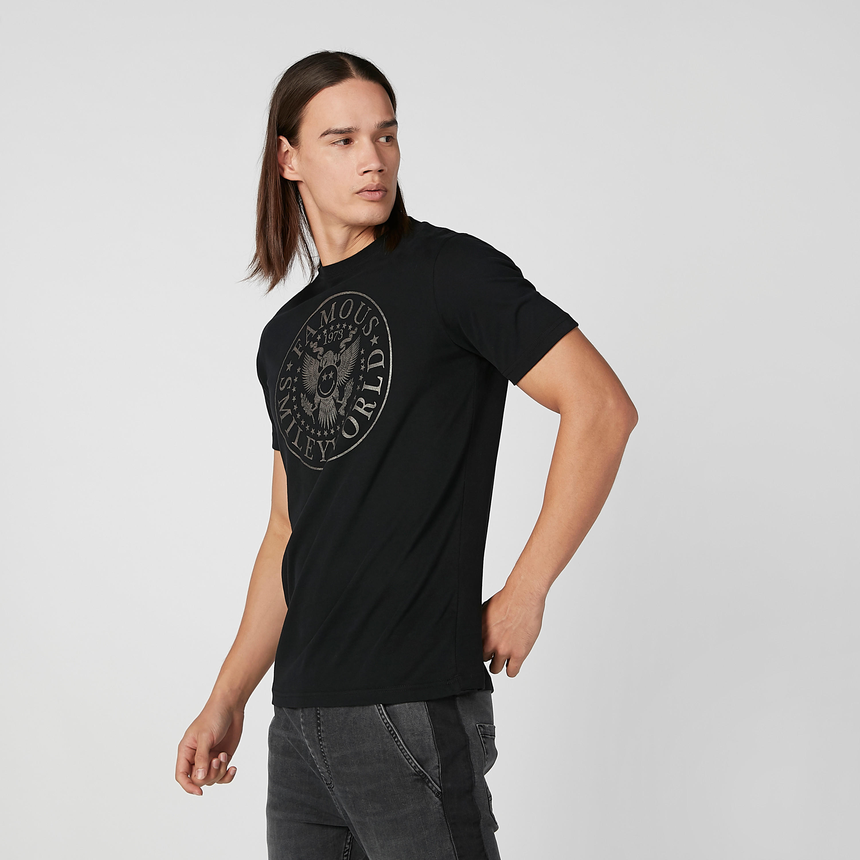 تيشيرت مستدام سليم بياقة ضيّقة وطبعات سمايلي وورلد-men-clothing-tshirtsandpolos-tshirts-image-1