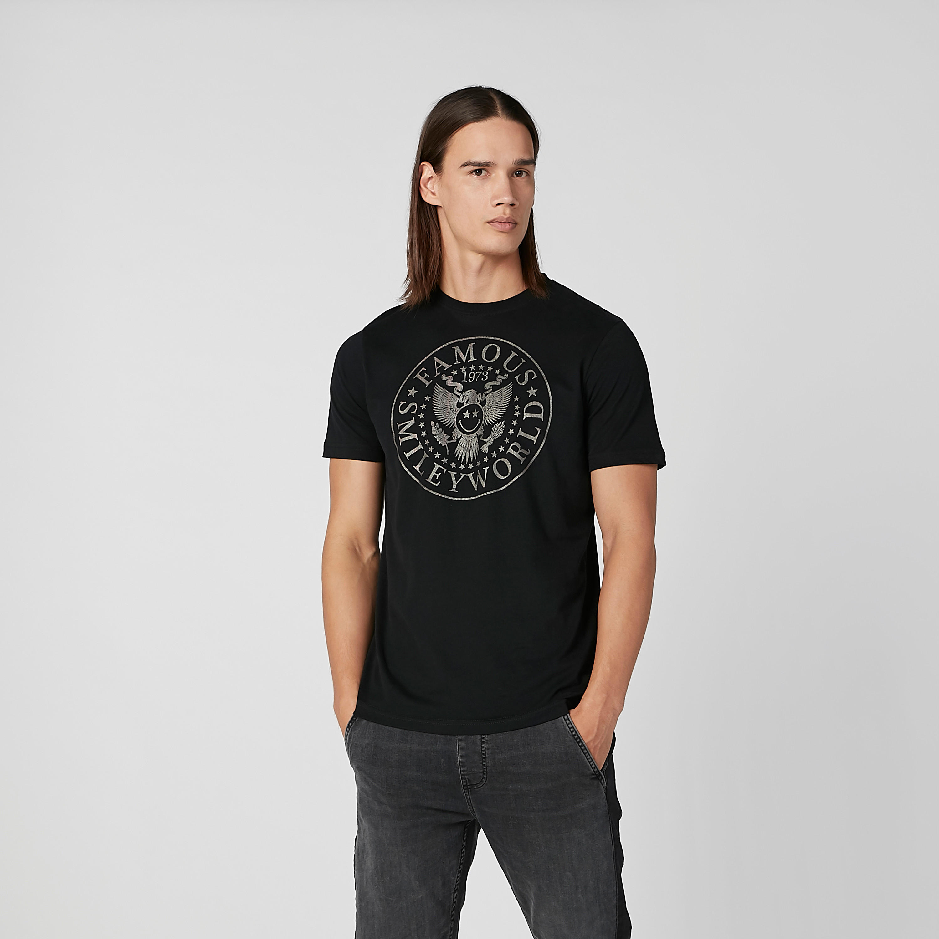 تيشيرت مستدام سليم بياقة ضيّقة وطبعات سمايلي وورلد-men-clothing-tshirtsandpolos-tshirts-image-2