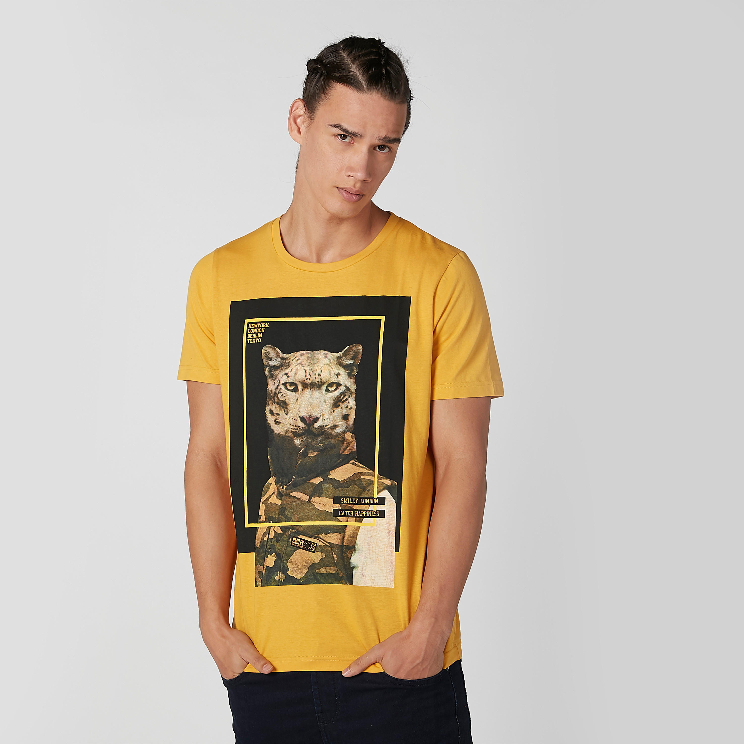 تيشيرت مستدام سليم بياقة ضيّقة وطبعات سمايلي وورلد -men-clothing-tshirtsandpolos-tshirts-image-1