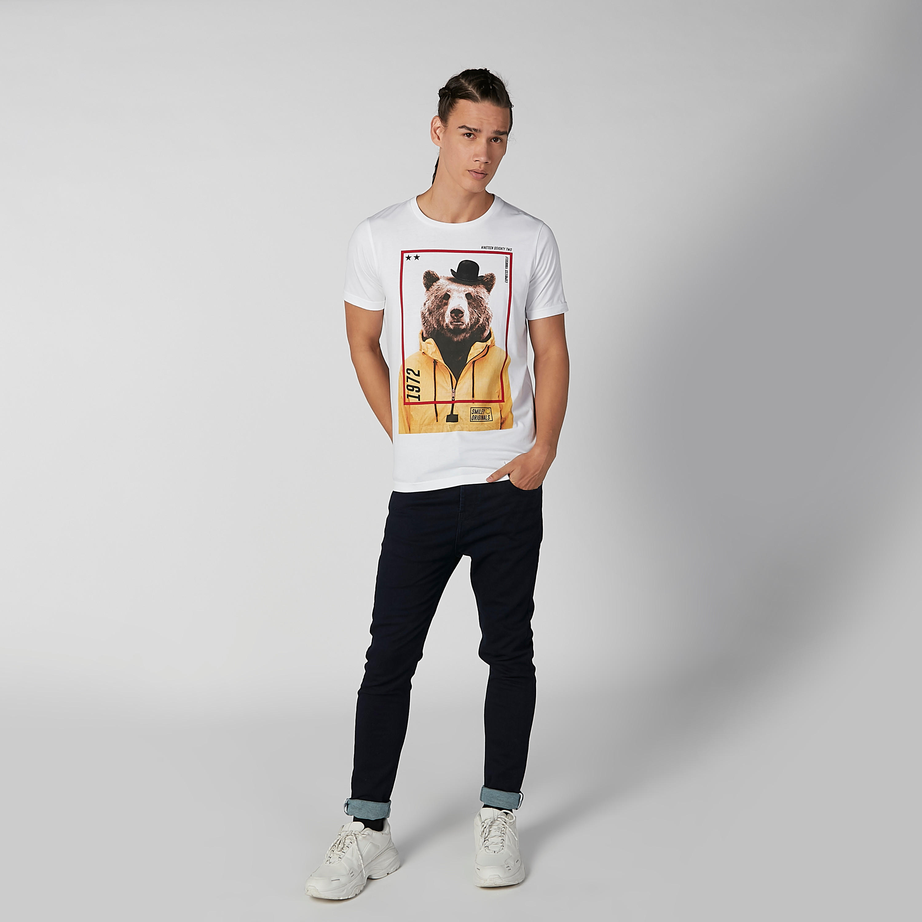 تيشيرت سليم بياقة ضيّقة وطبعات سمايلي وورلد-men-clothing-tshirtsandpolos-tshirts-image-4
