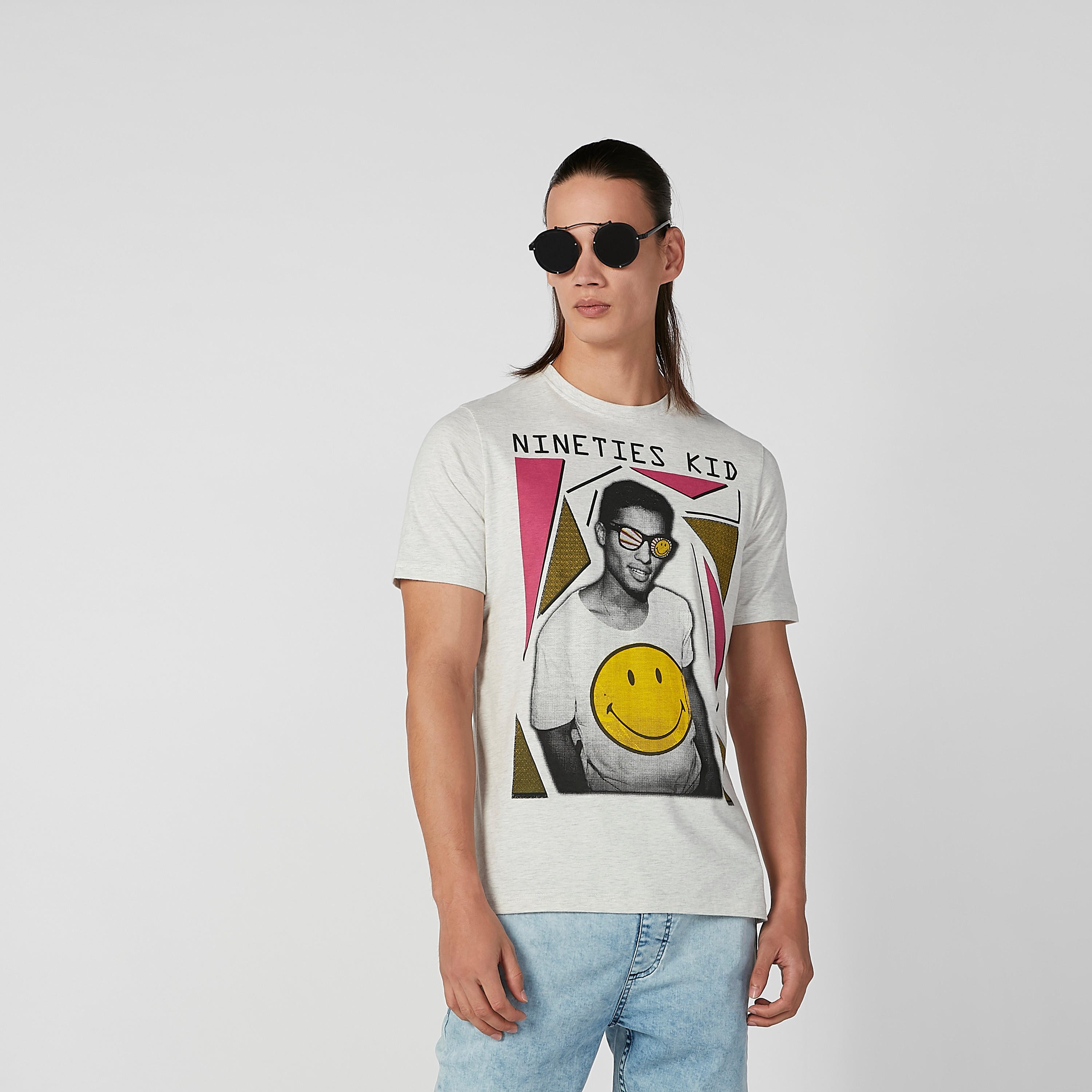 تيشيرت مستدام سليم بياقة ضيّقة وطبعات سمايلي وورلد-men-clothing-tshirtsandpolos-tshirts-image-1