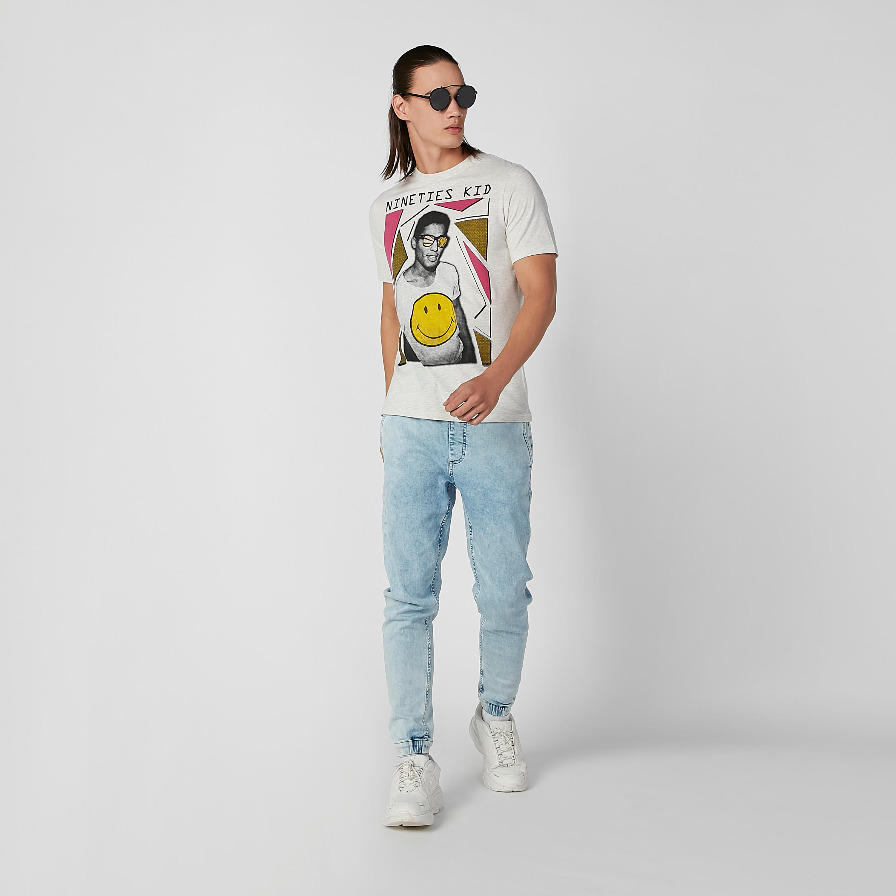 تيشيرت مستدام سليم بياقة ضيّقة وطبعات سمايلي وورلد-men-clothing-tshirtsandpolos-tshirts-image-2
