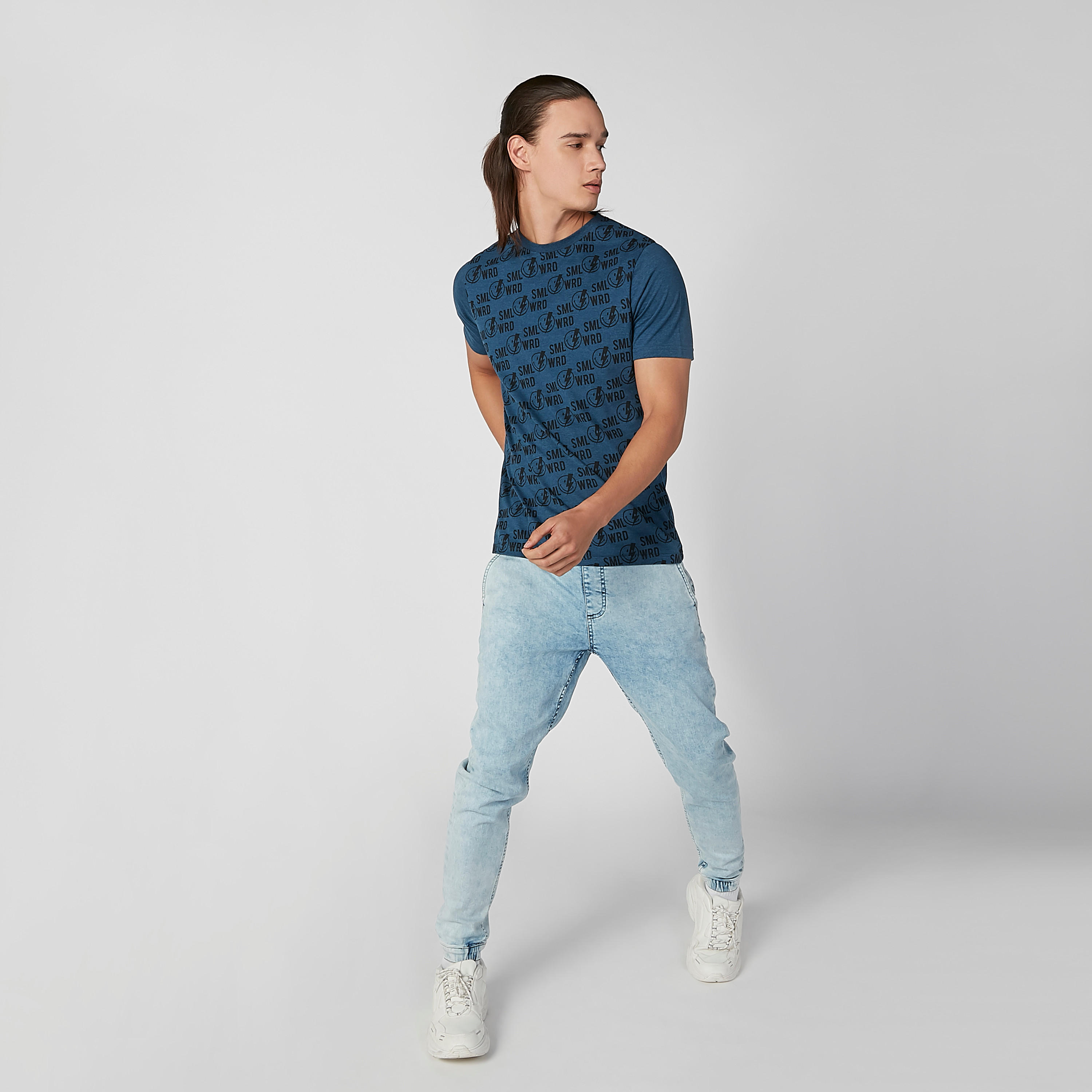 تيشيرت مستدام سليم بياقة ضيّقة وطبعات سمايلي وورلد-men-clothing-tshirtsandpolos-tshirts-image-2