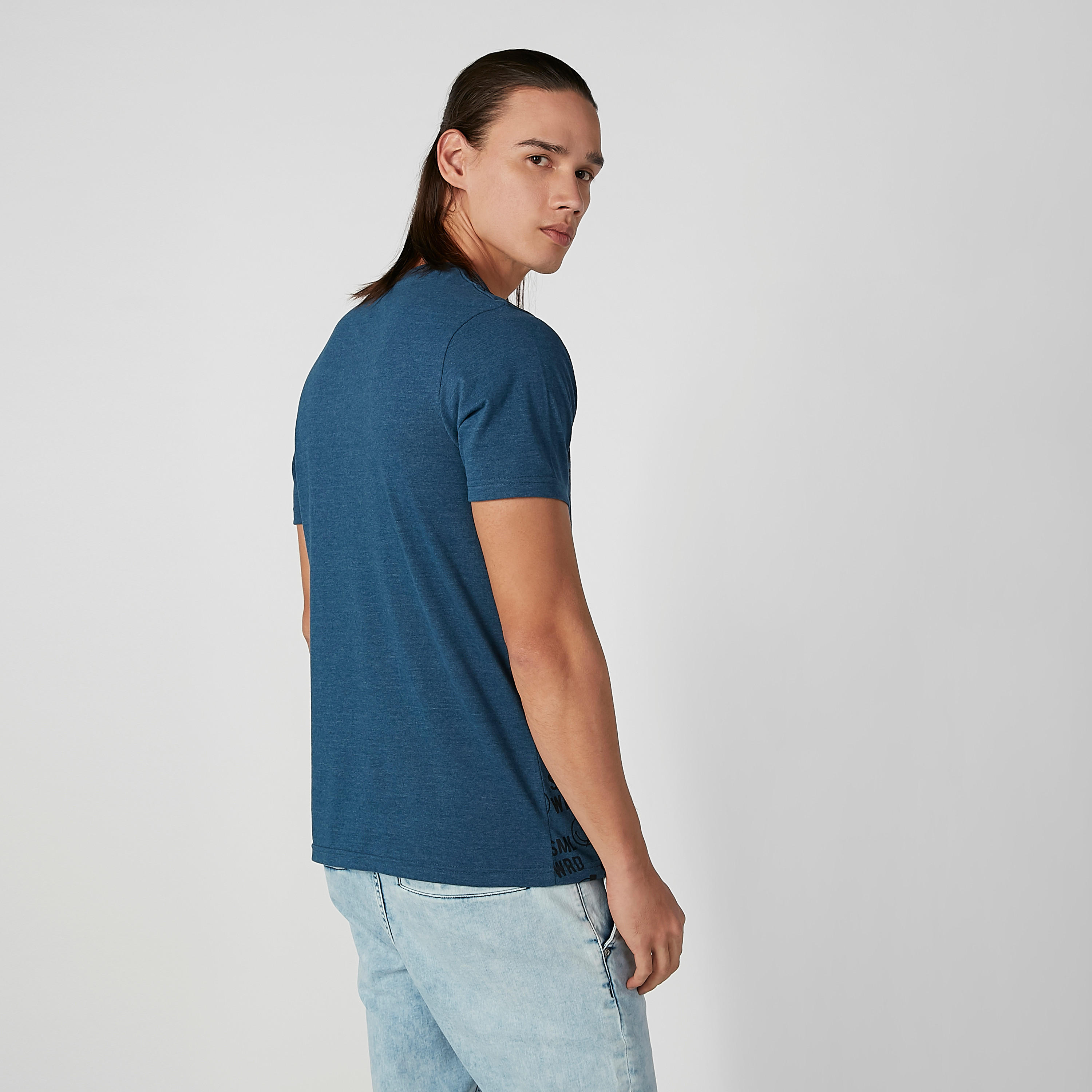 تيشيرت مستدام سليم بياقة ضيّقة وطبعات سمايلي وورلد-men-clothing-tshirtsandpolos-tshirts-image-3
