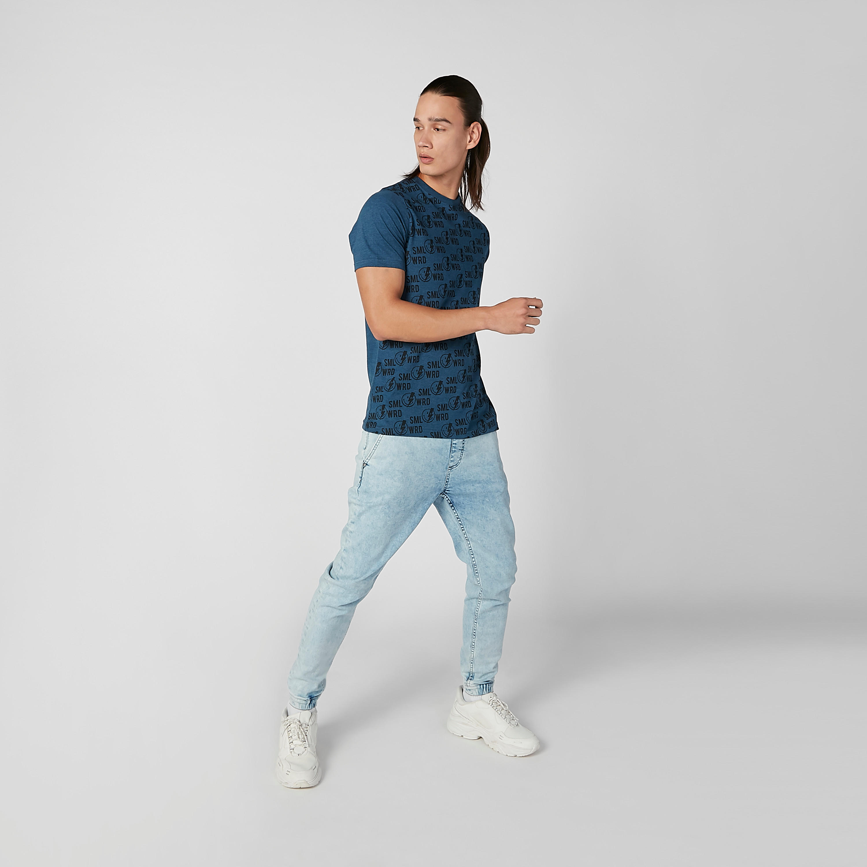 تيشيرت مستدام سليم بياقة ضيّقة وطبعات سمايلي وورلد-men-clothing-tshirtsandpolos-tshirts-image-4