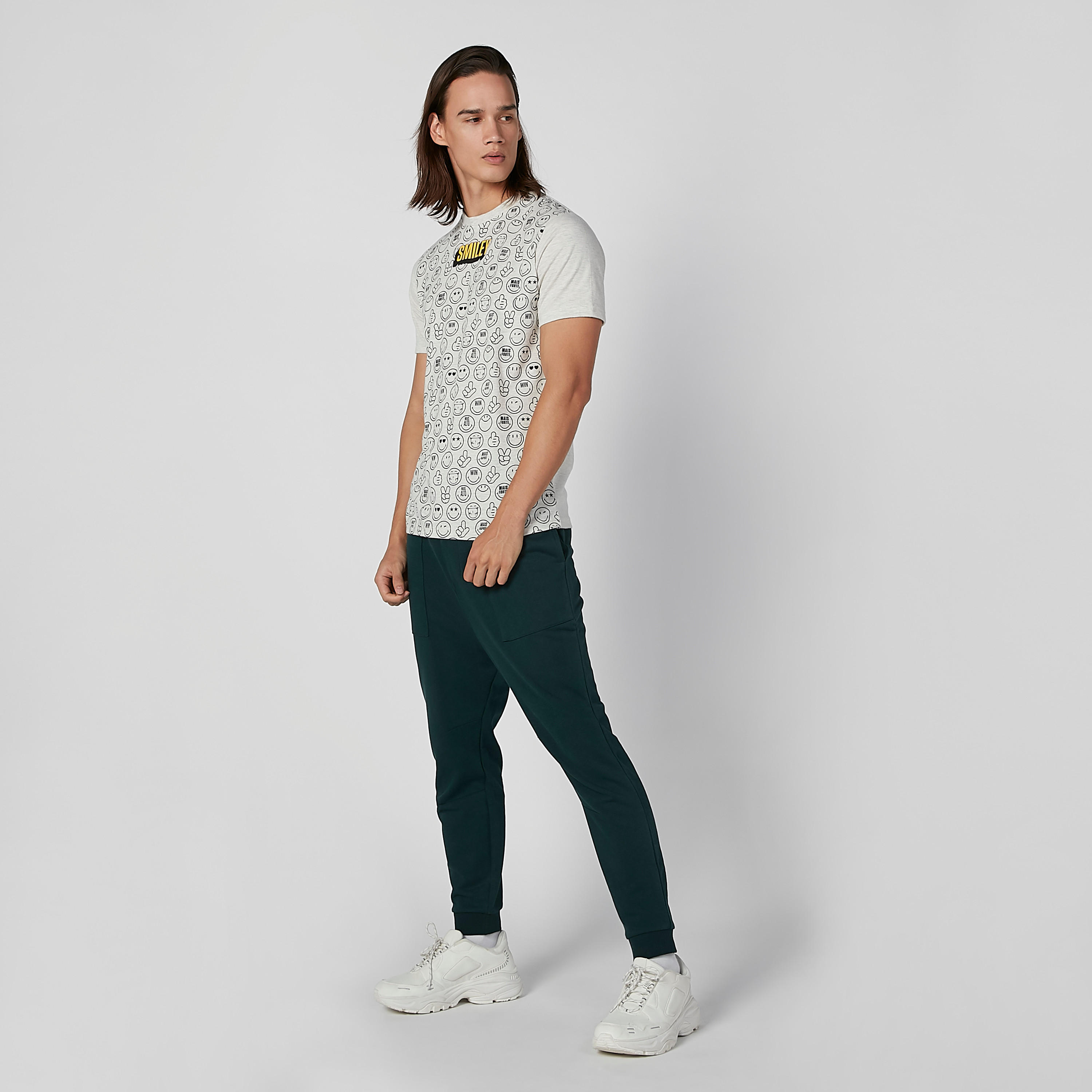 تيشيرت مستدام سليم بياقة ضيّقة وطبعات سمايلي وورلد-men-clothing-tshirtsandpolos-tshirts-image-2