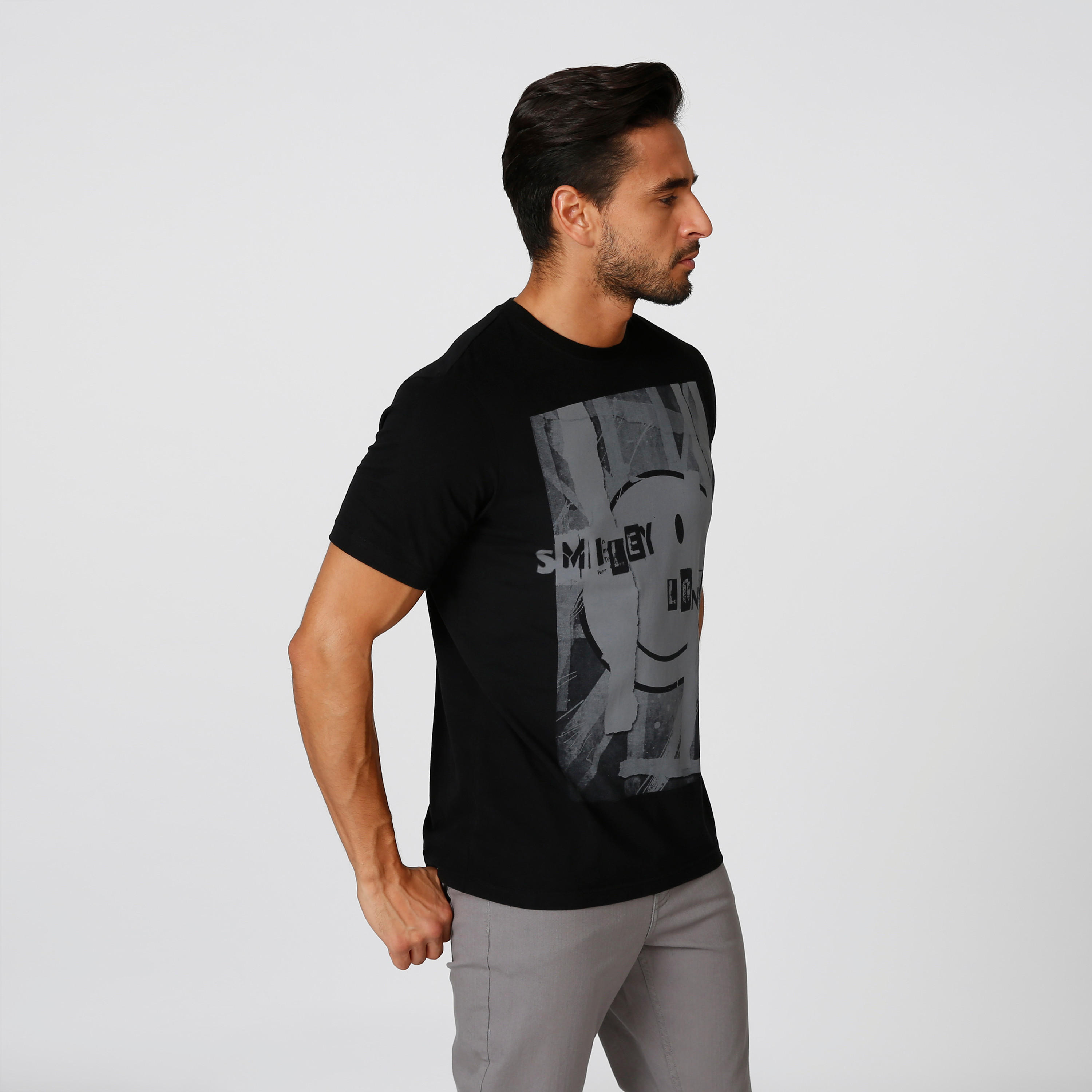 تيشيرت مستدام سليم بياقة ضيّقة وطبعات سمايلي وورلد-men-clothing-tshirtsandpolos-tshirts-image-2