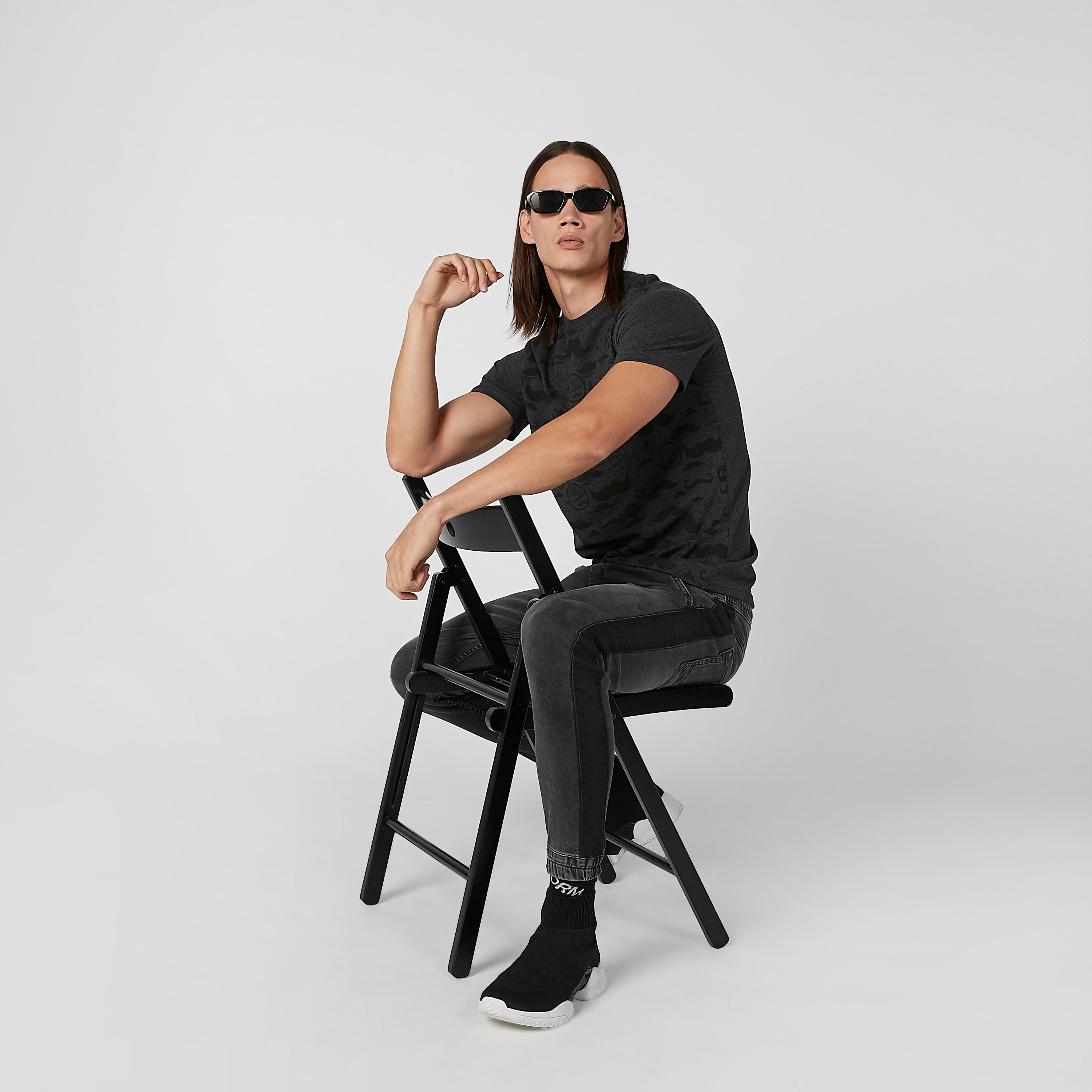 تيشيرت مستدام سليم بياقة ضيّقة وطبعات سمايلي وورلد -men-clothing-tshirtsandpolos-tshirts-image-2
