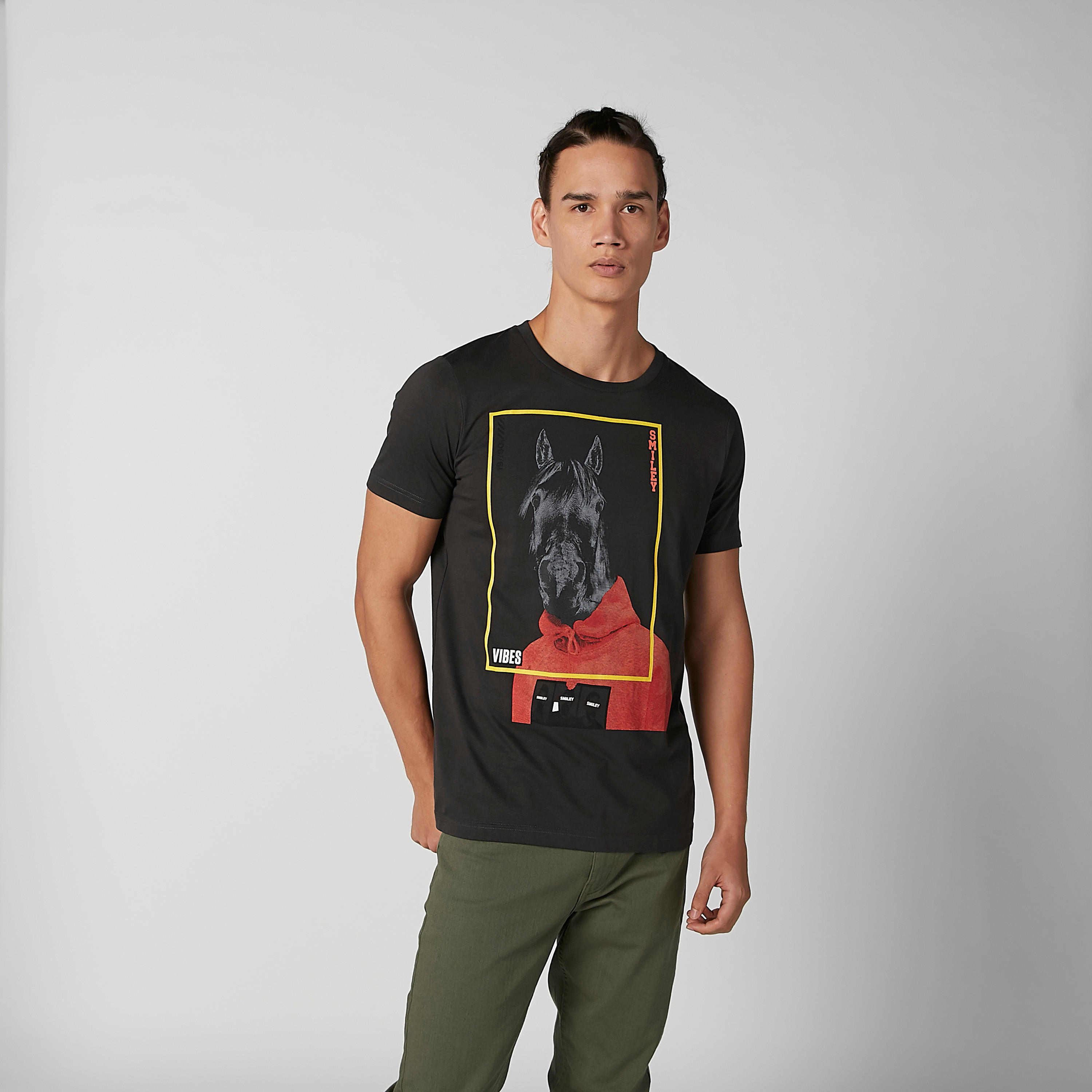 تيشيرت مستدام سليم بياقة مستديرة وطبعات سمايلي وورلد-men-clothing-tshirtsandpolos-tshirts-image-1