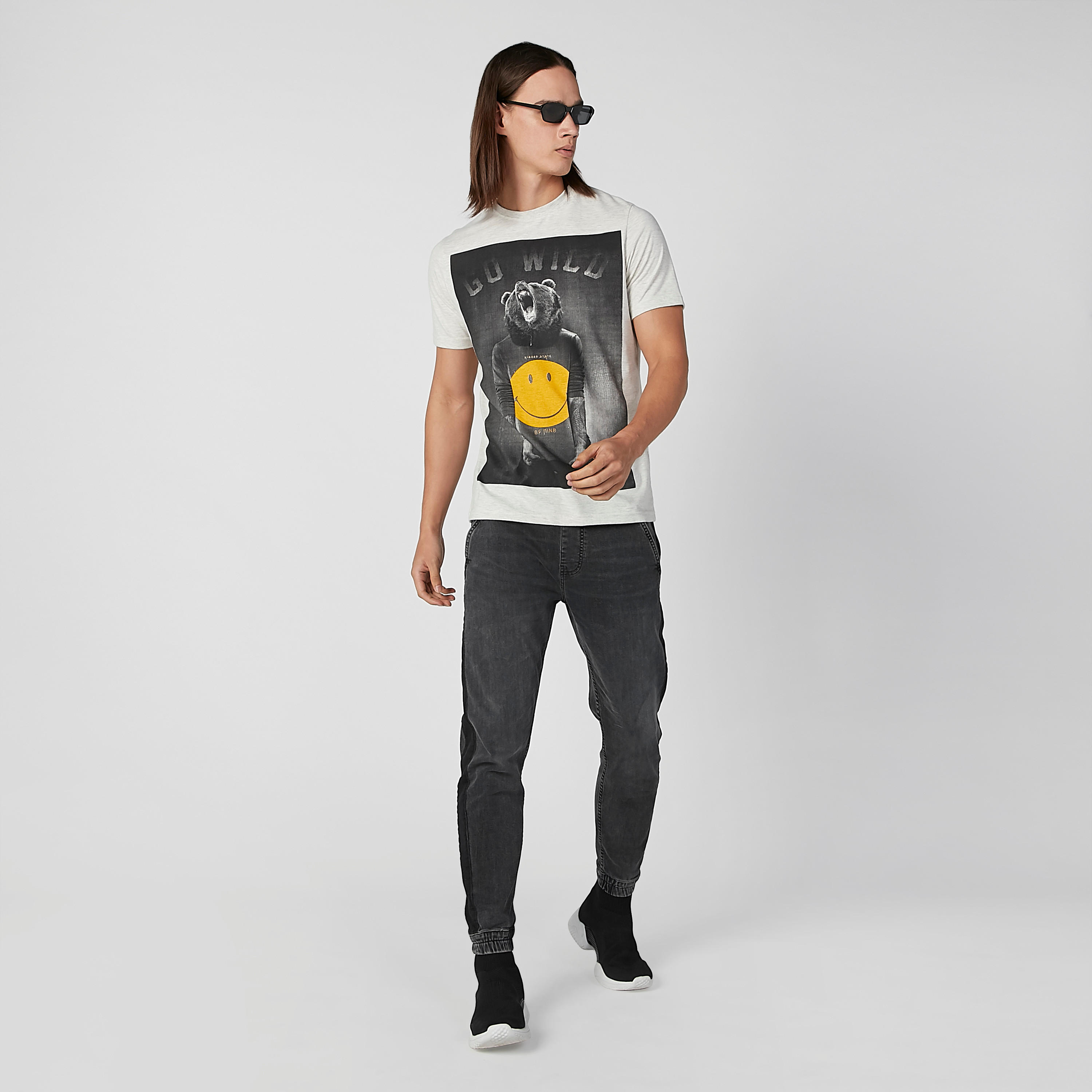 تيشيرت مستدام سليم بياقة ضيّقة وطبعات جرافيك من سمايلي وورلد -men-clothing-tshirtsandpolos-tshirts-image-2