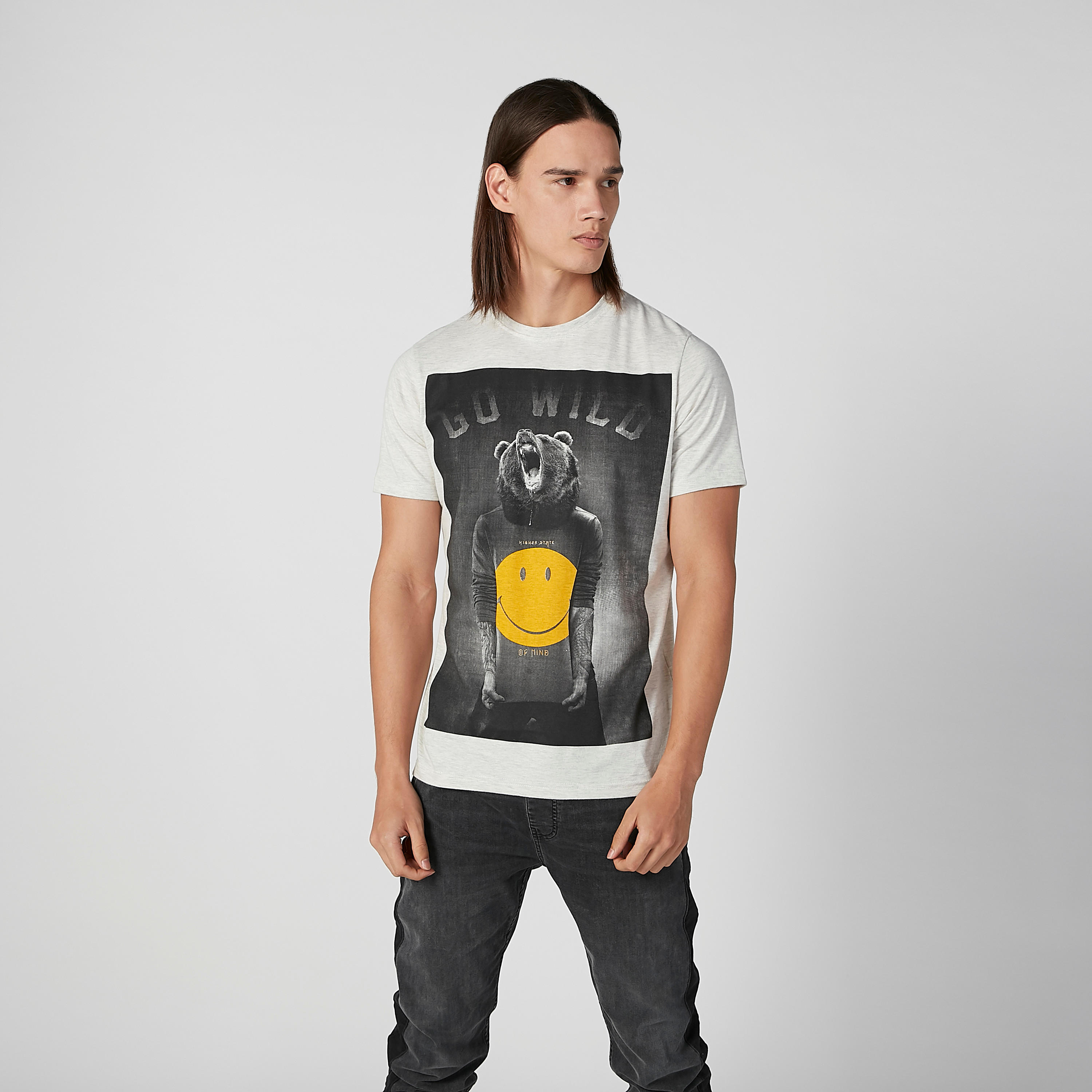 تيشيرت مستدام سليم بياقة ضيّقة وطبعات جرافيك من سمايلي وورلد -men-clothing-tshirtsandpolos-tshirts-image-1