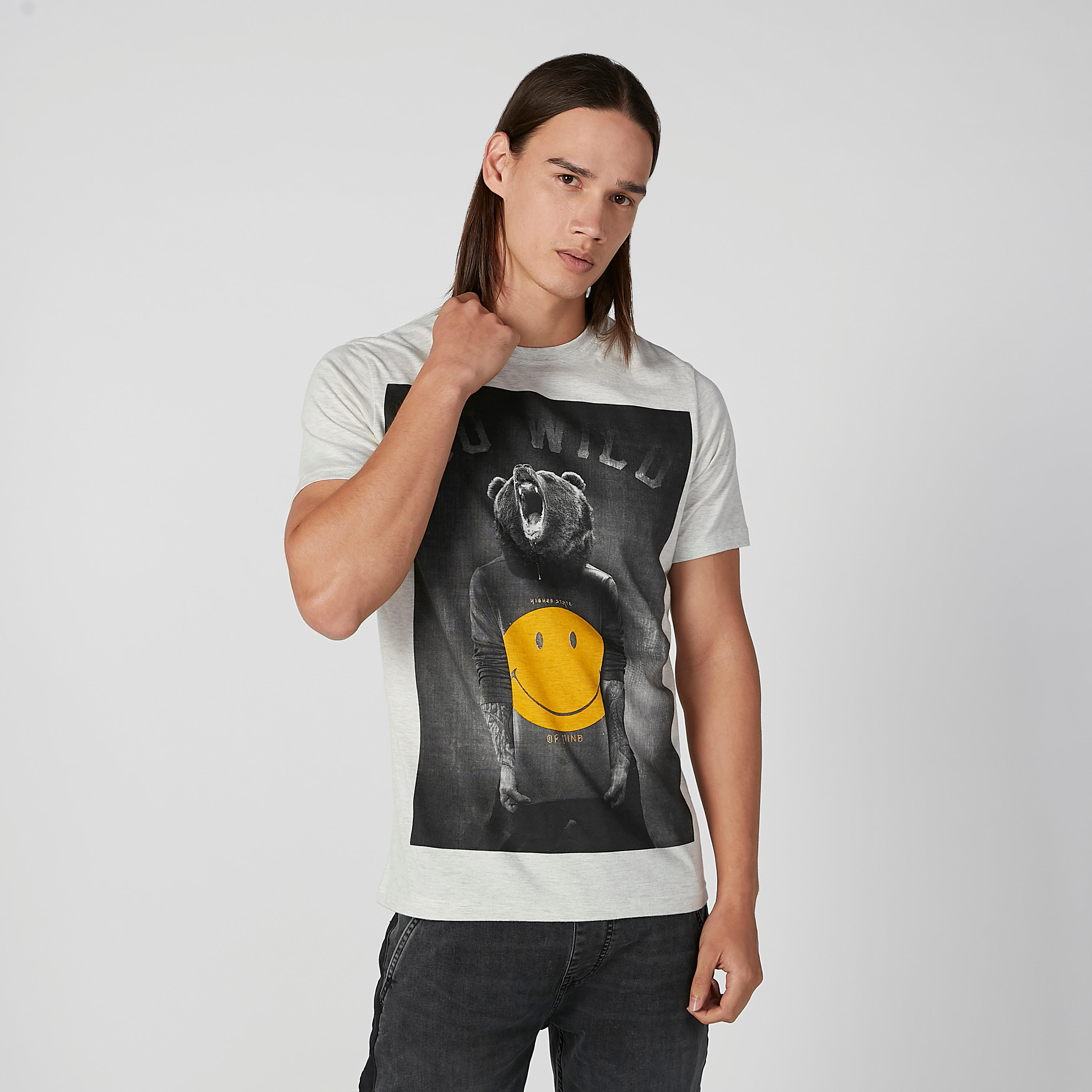 تيشيرت مستدام سليم بياقة ضيّقة وطبعات جرافيك من سمايلي وورلد -men-clothing-tshirtsandpolos-tshirts-image-3