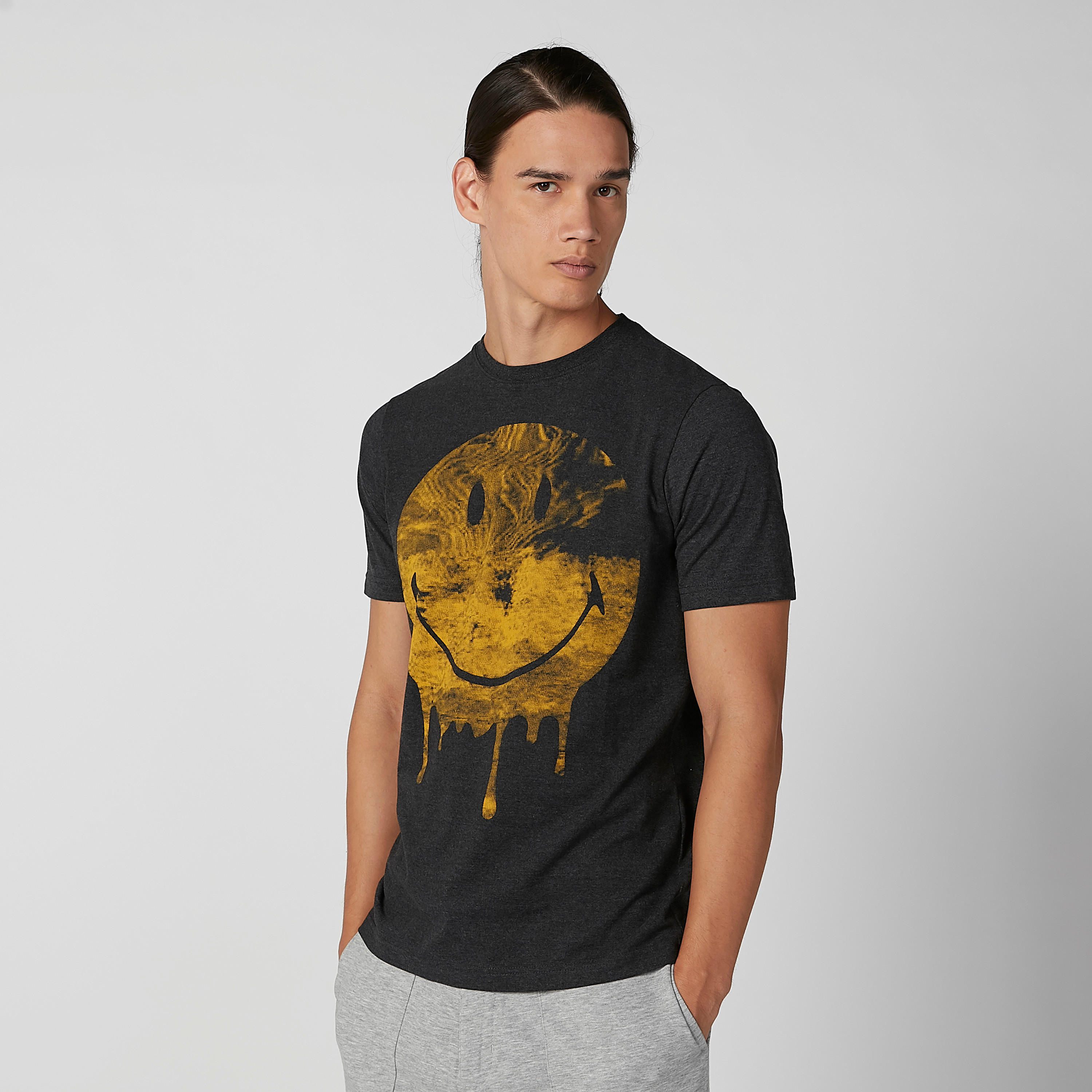 تيشيرت مستدام سليم بياقة ضيّقة وطبعات سمايلي وورلد-men-clothing-tshirtsandpolos-tshirts-image-1