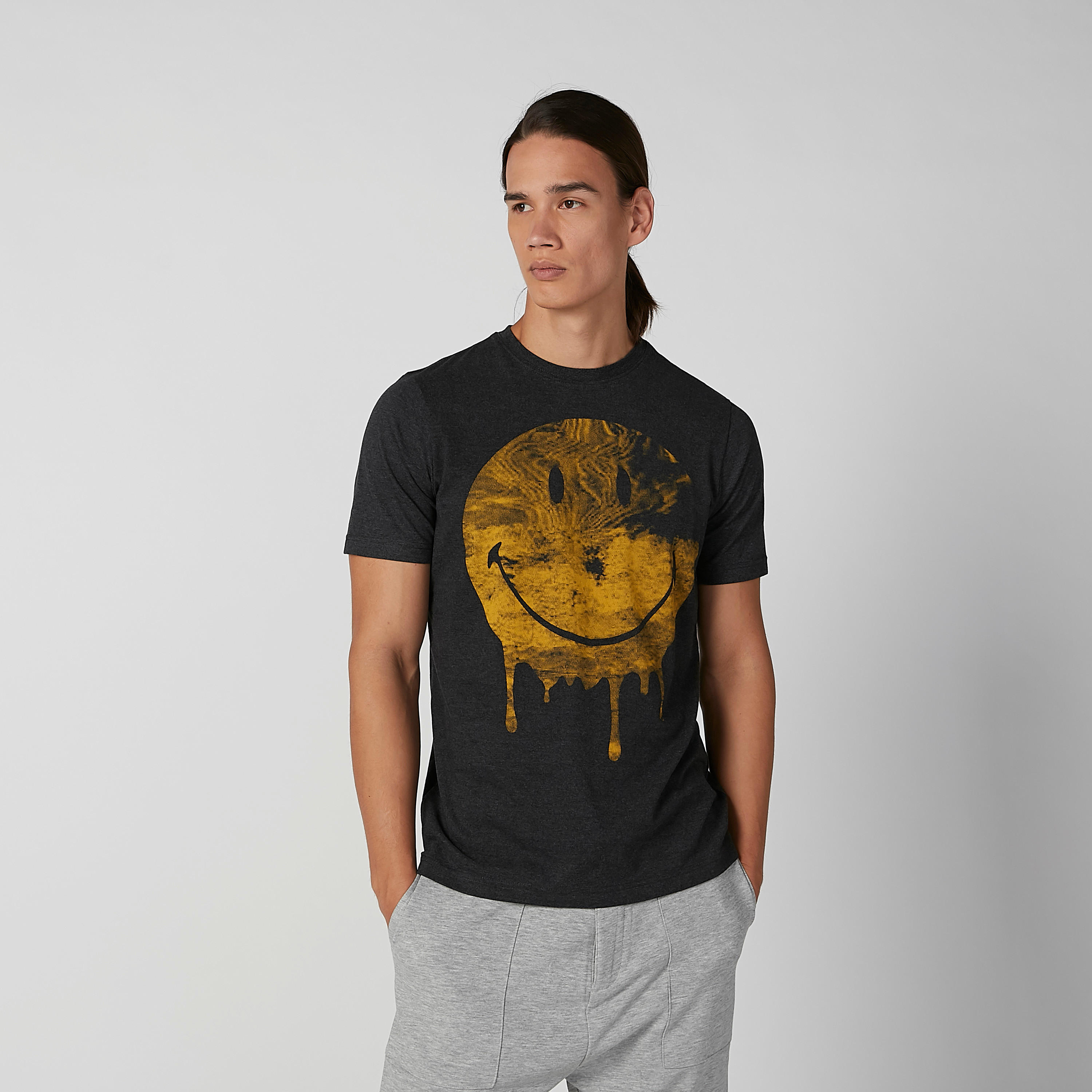تيشيرت مستدام سليم بياقة ضيّقة وطبعات سمايلي وورلد-men-clothing-tshirtsandpolos-tshirts-image-2
