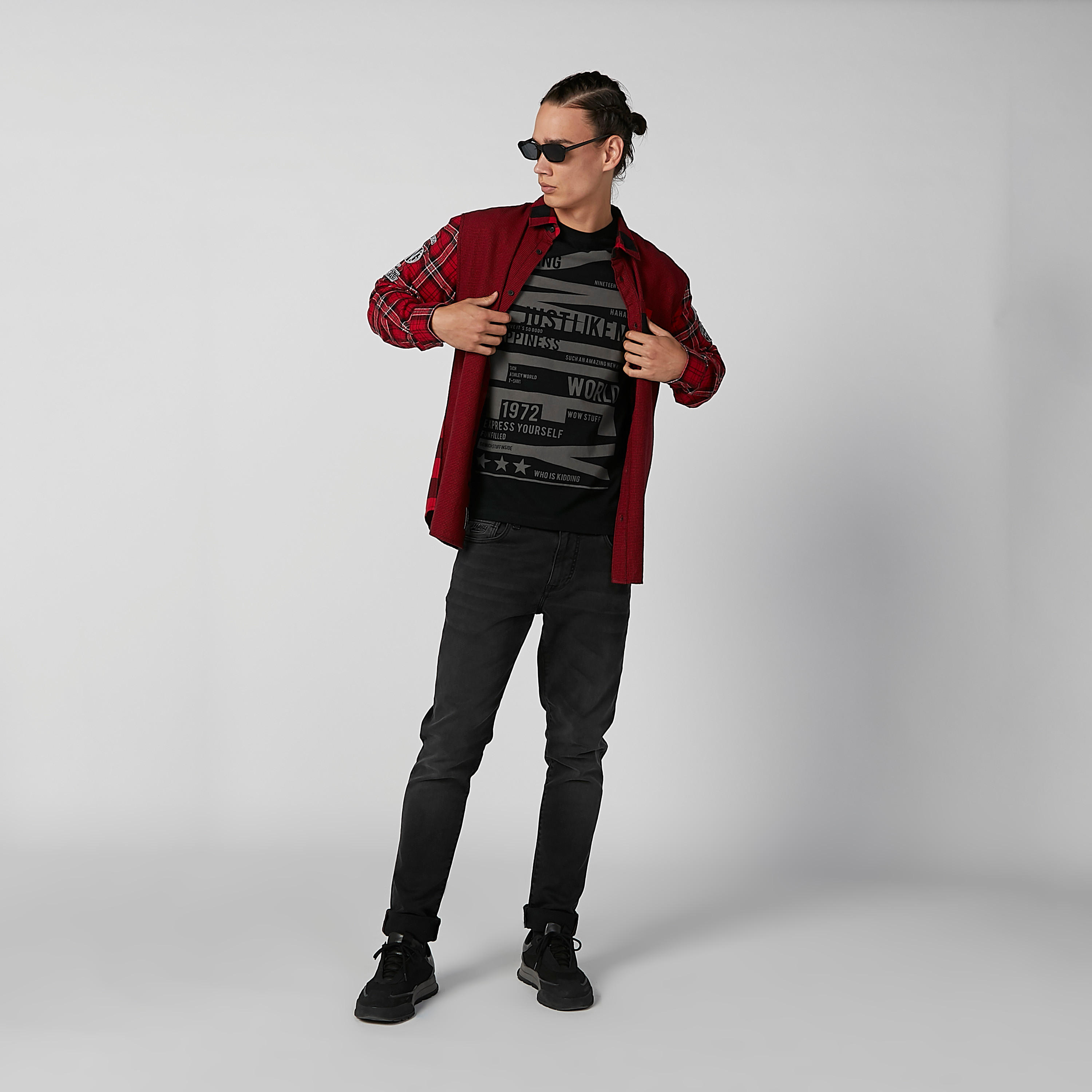 تيشيرت مستدام سليم بياقة ضيّقة وطبعات سمايلي وورلد -men-clothing-tshirtsandpolos-tshirts-image-2