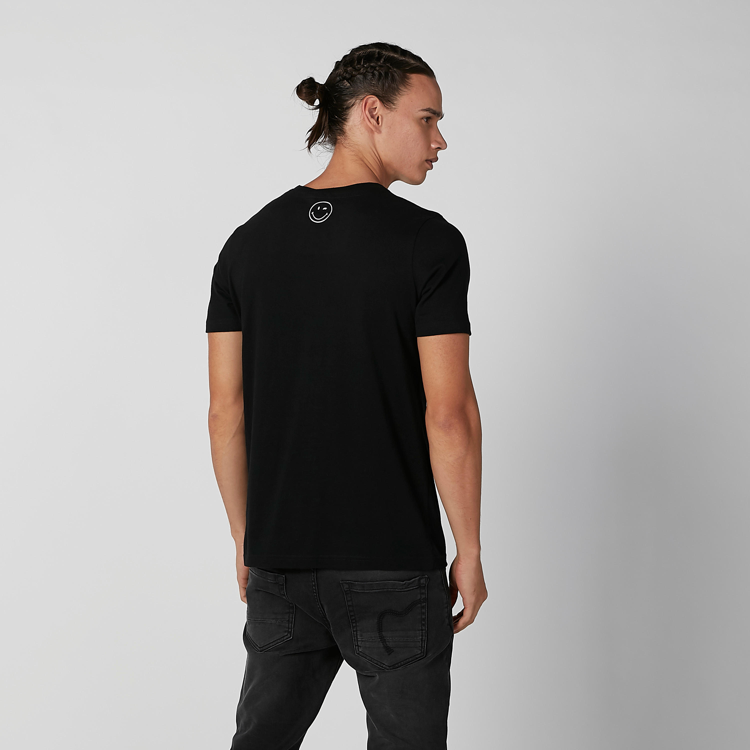 تيشيرت مستدام سليم بياقة ضيّقة وطبعات سمايلي وورلد -men-clothing-tshirtsandpolos-tshirts-image-3