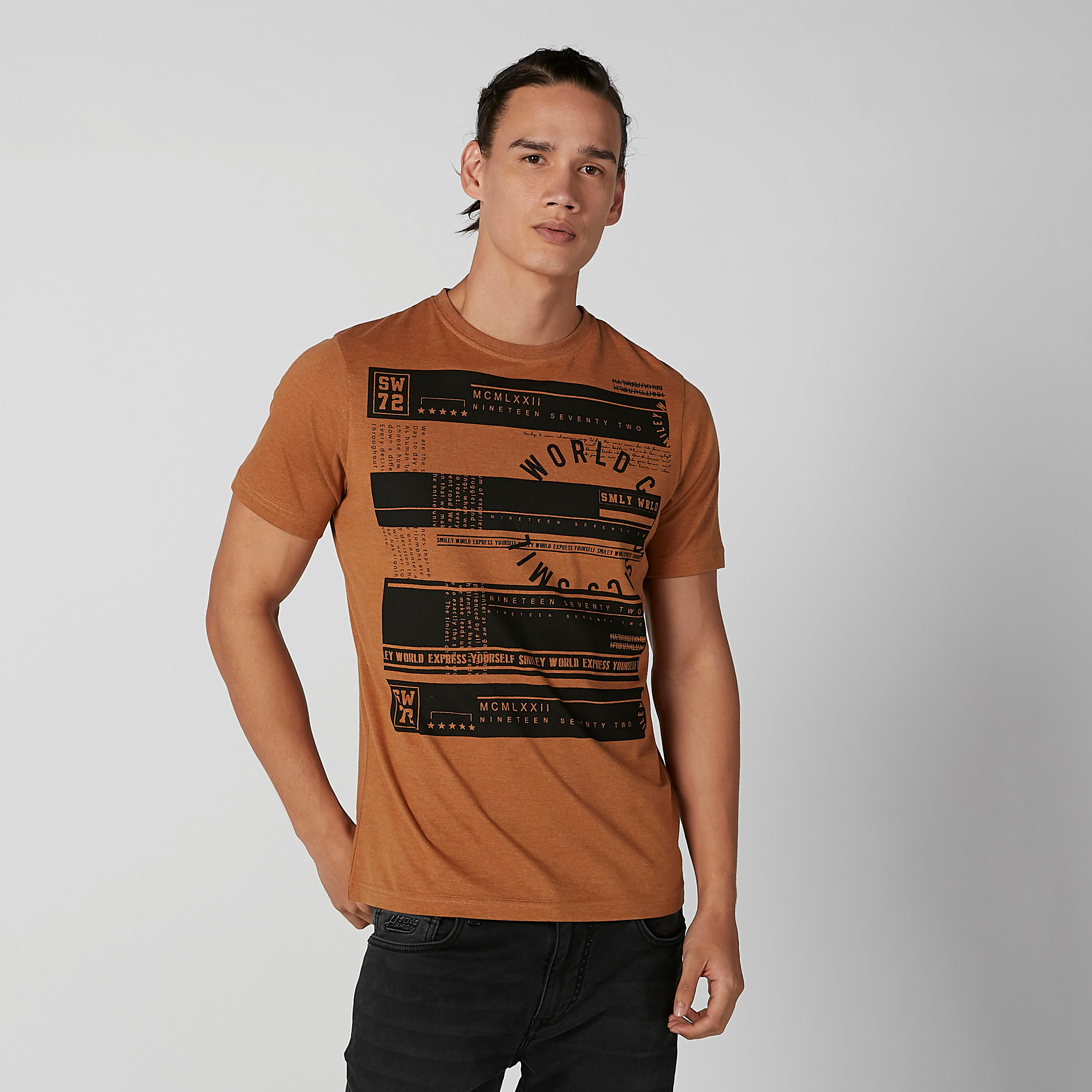 تيشيرت مستدام سليم بياقة ضيّقة وطبعات سمايلي وورلد-men-clothing-tshirtsandpolos-tshirts-image-1