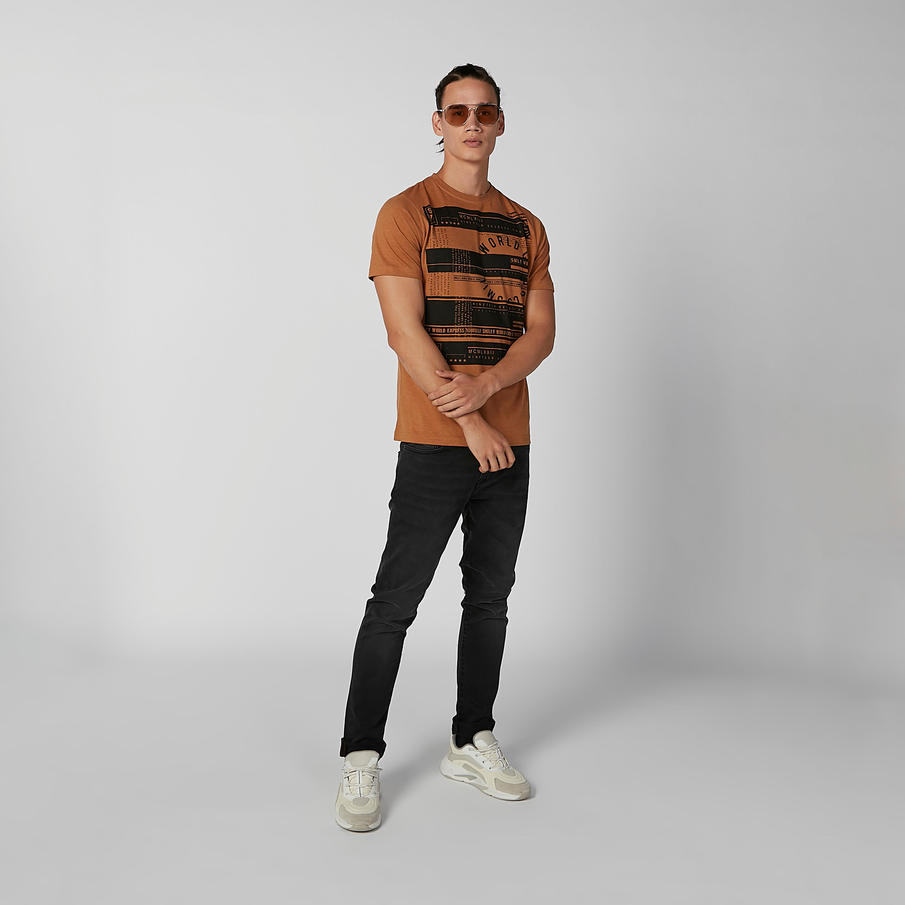 تيشيرت مستدام سليم بياقة ضيّقة وطبعات سمايلي وورلد-men-clothing-tshirtsandpolos-tshirts-image-2