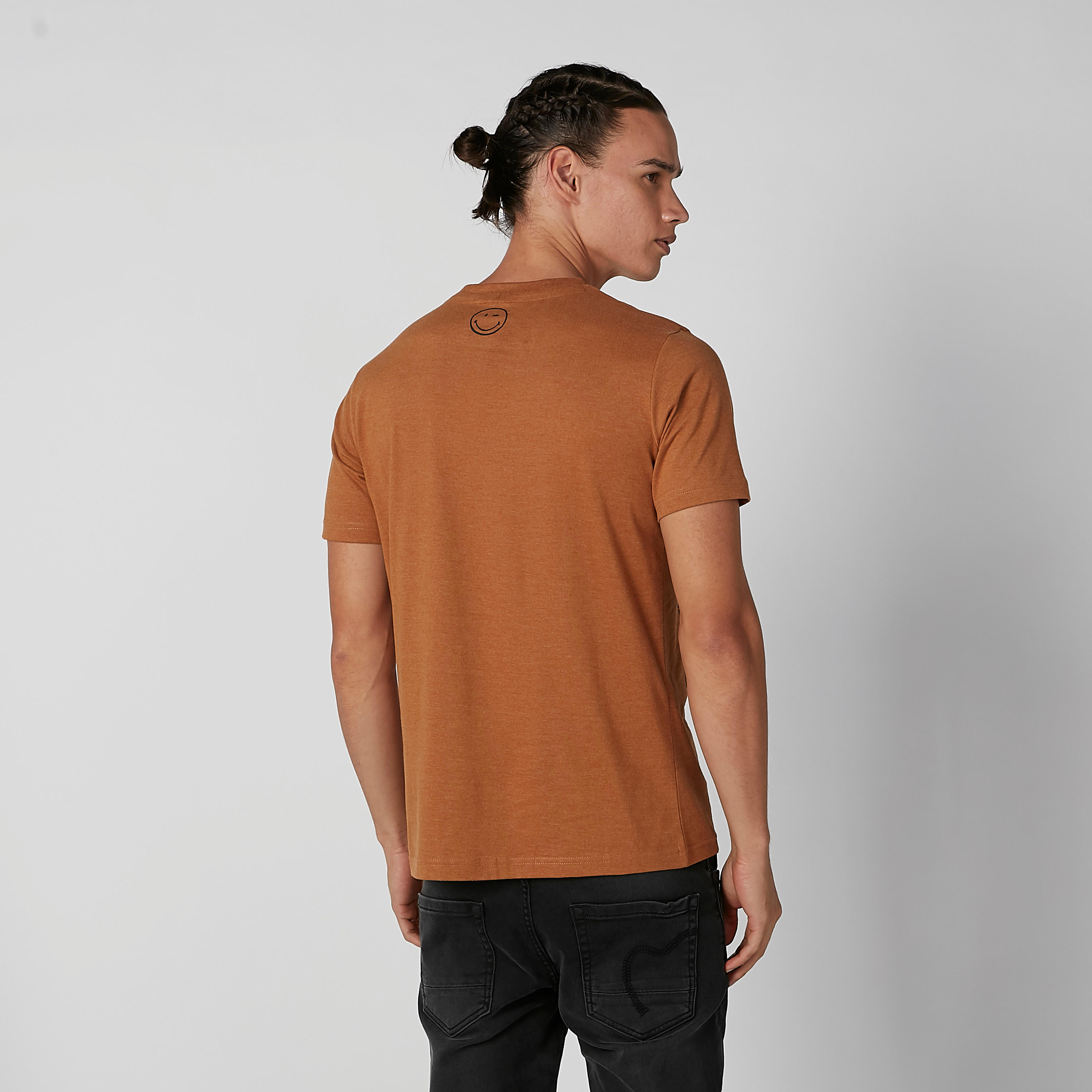 تيشيرت مستدام سليم بياقة ضيّقة وطبعات سمايلي وورلد-men-clothing-tshirtsandpolos-tshirts-image-3