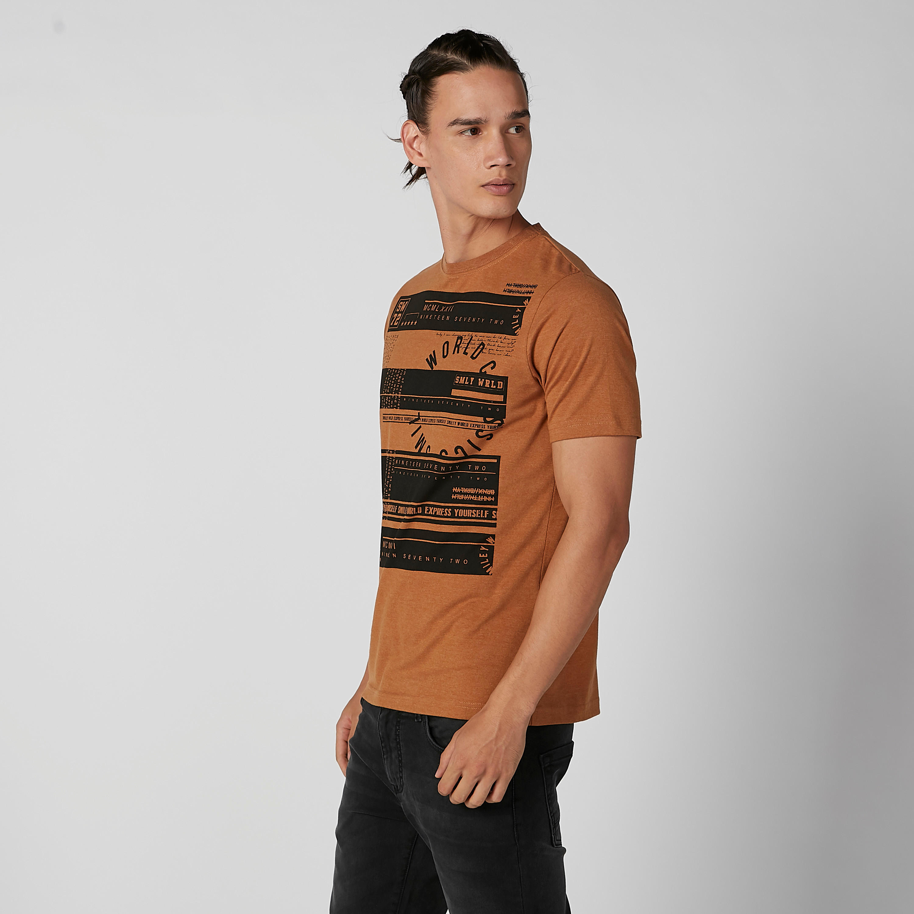 تيشيرت مستدام سليم بياقة ضيّقة وطبعات سمايلي وورلد-men-clothing-tshirtsandpolos-tshirts-image-4