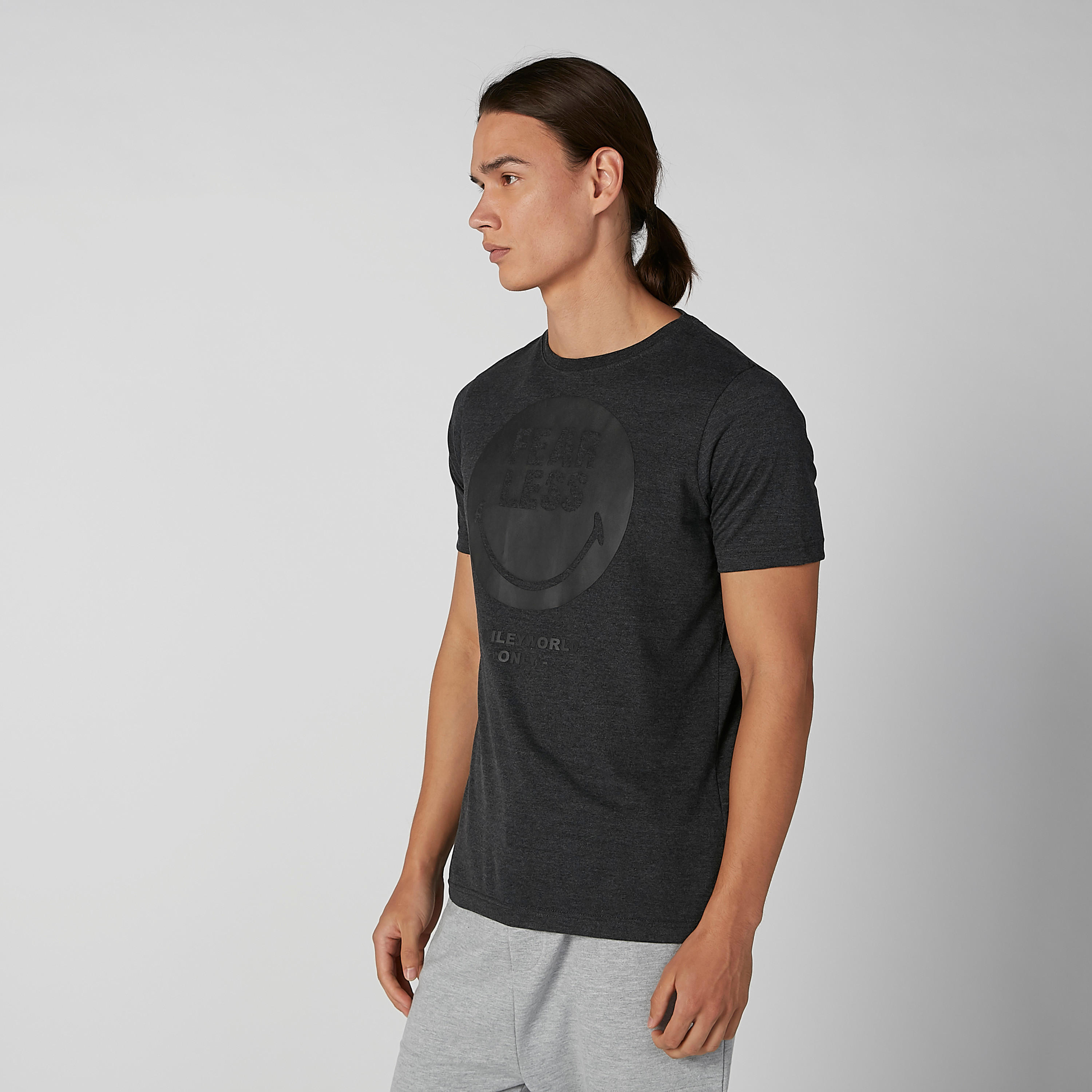تيشيرت مستدام سليم بياقة ضيّقة وطبعات سمايلي وورلد -men-clothing-tshirtsandpolos-tshirts-image-1