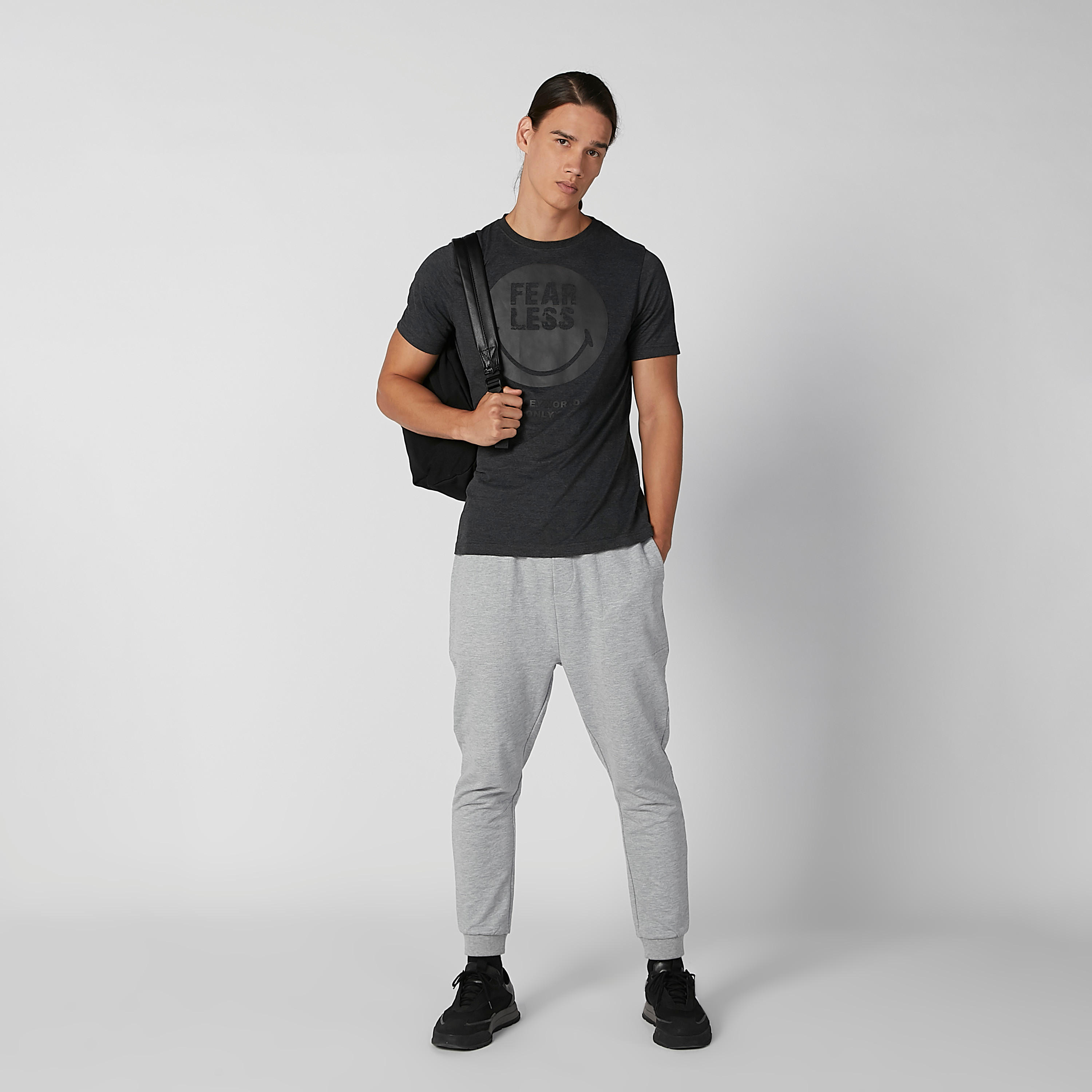 تيشيرت مستدام سليم بياقة ضيّقة وطبعات سمايلي وورلد -men-clothing-tshirtsandpolos-tshirts-image-2
