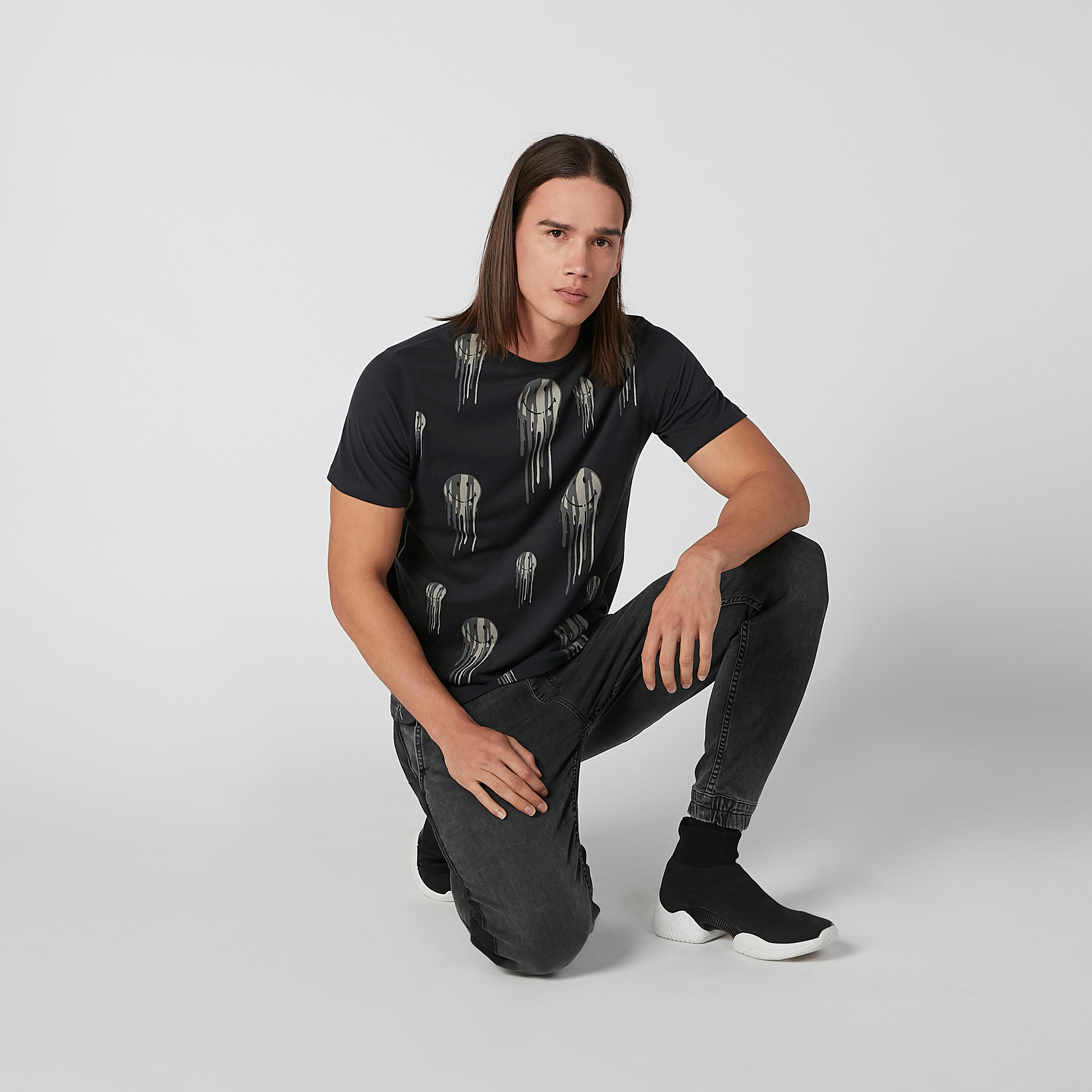 تيشيرت مستدام سليم بياقة ضيّقة وطبعات جرافيك من سمايلي وورلد -men-clothing-tshirtsandpolos-tshirts-image-1